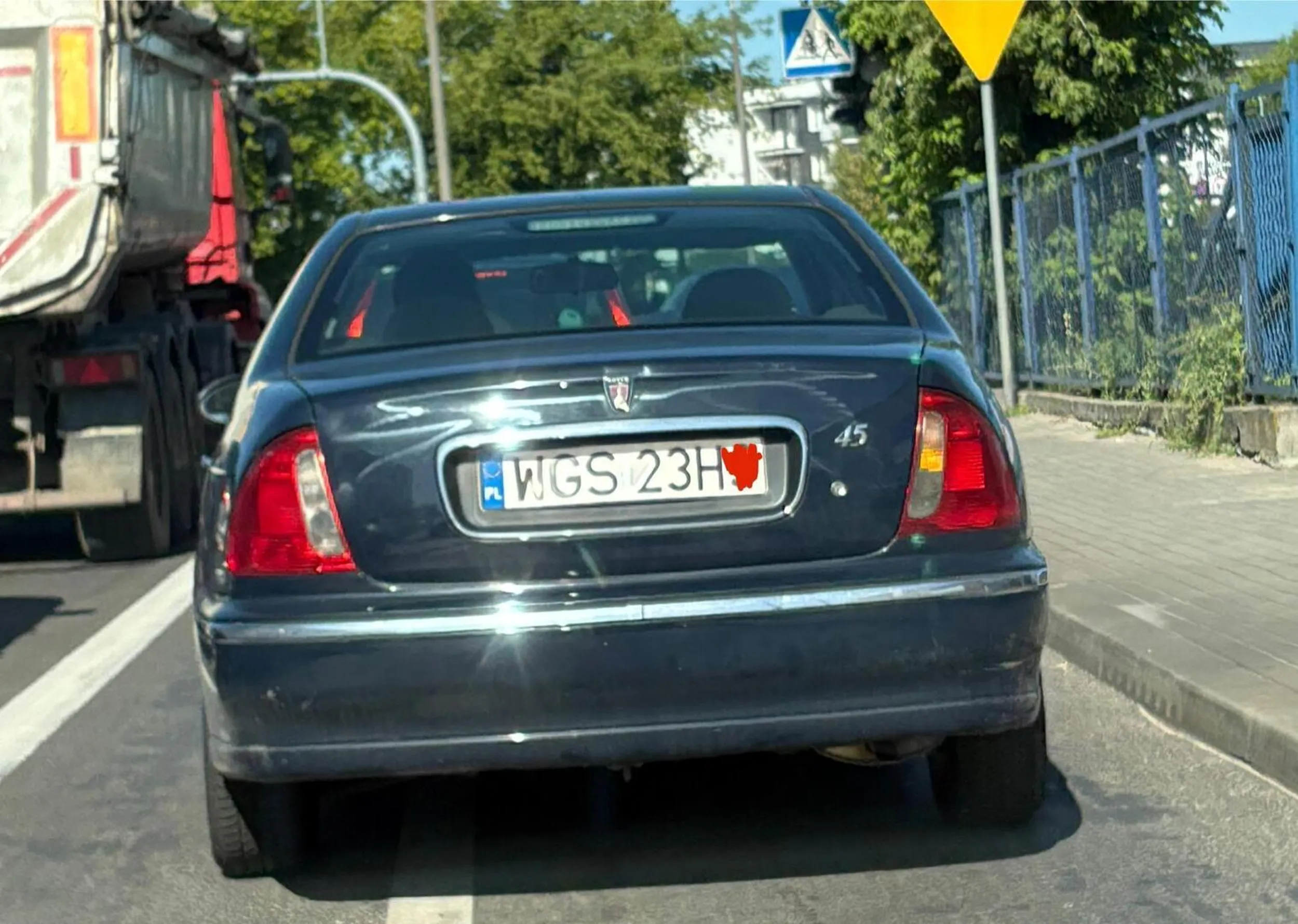 Notorycznie wywala pety przez okna, tak że prawie lecą na Ciebie