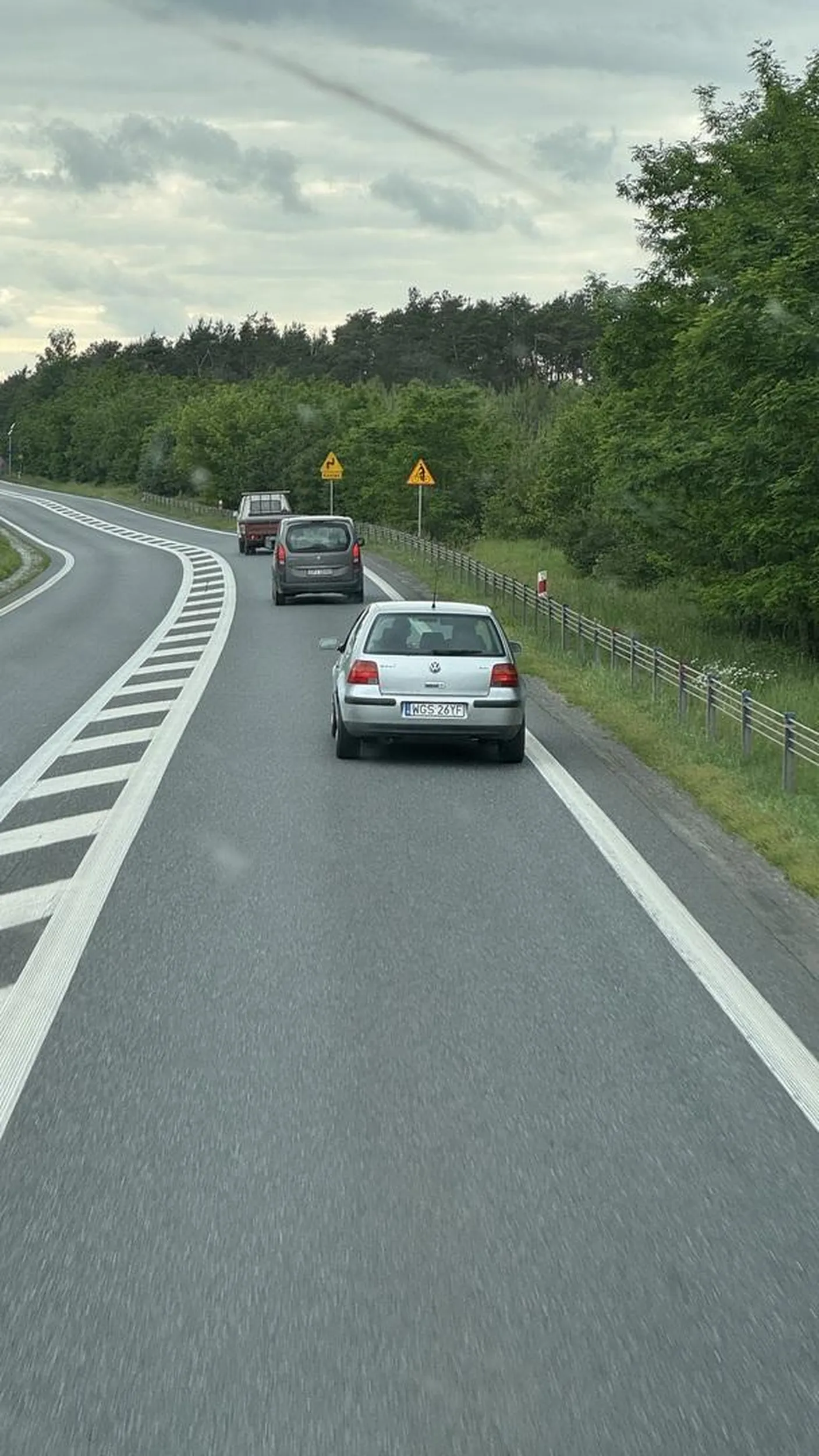 Uwaga na zboczeńca, jeździ po Gostyninie z sisiolem na wierzchu, ogląda pornuchy na telefonie podczas jazdy i bawi się fifolkiem