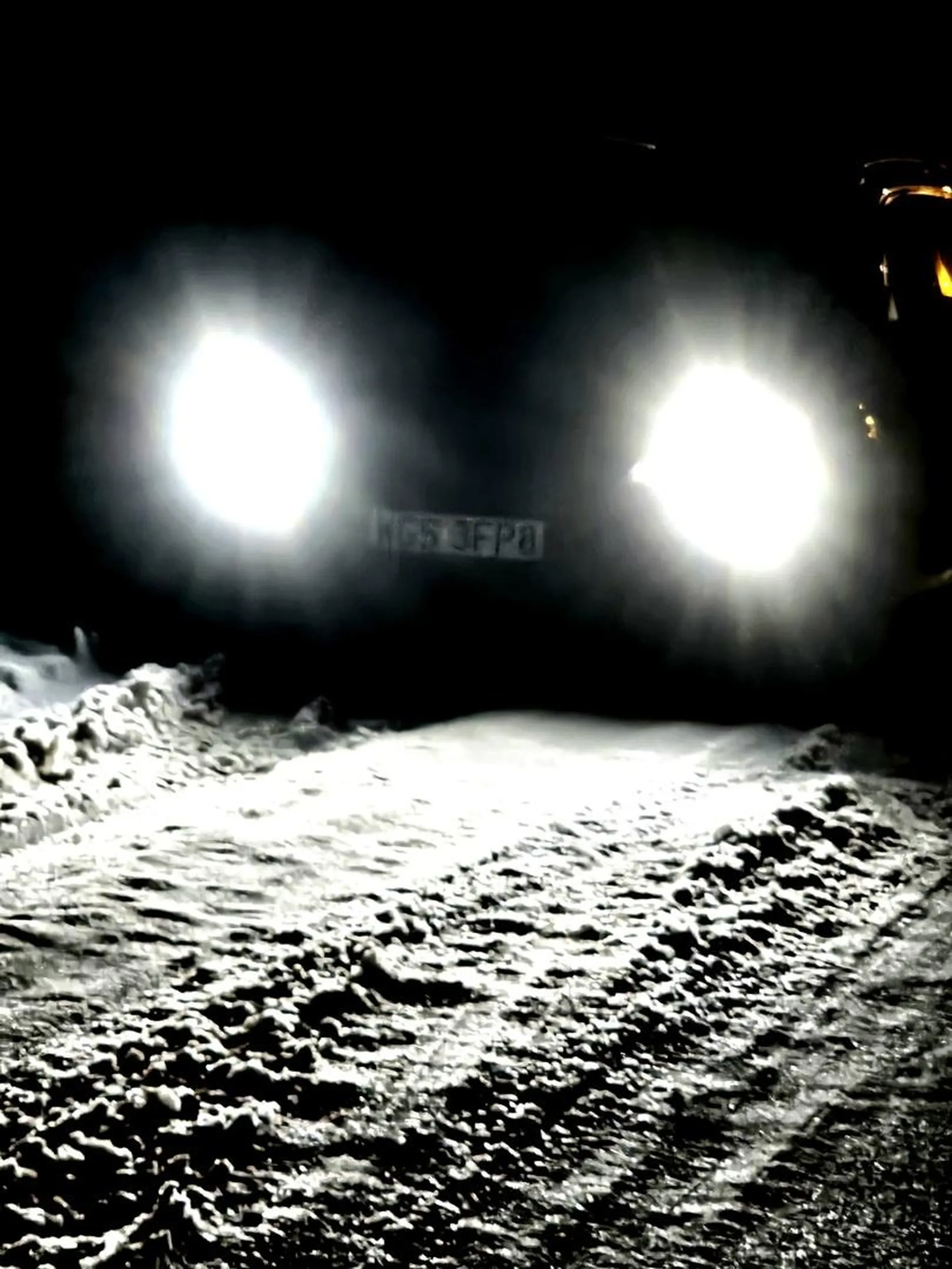 Jakieś niedorozwinięte dzieci przyjechały poszpanować furą na teren prywatny i przeszkadzał im bałwan ulepiony przez dziecko, wiec postanowili go popsuć. Jeszcze nie potrafili wyjechać z drogi, tak się zestresowali jak im się uwagę zwróciło.