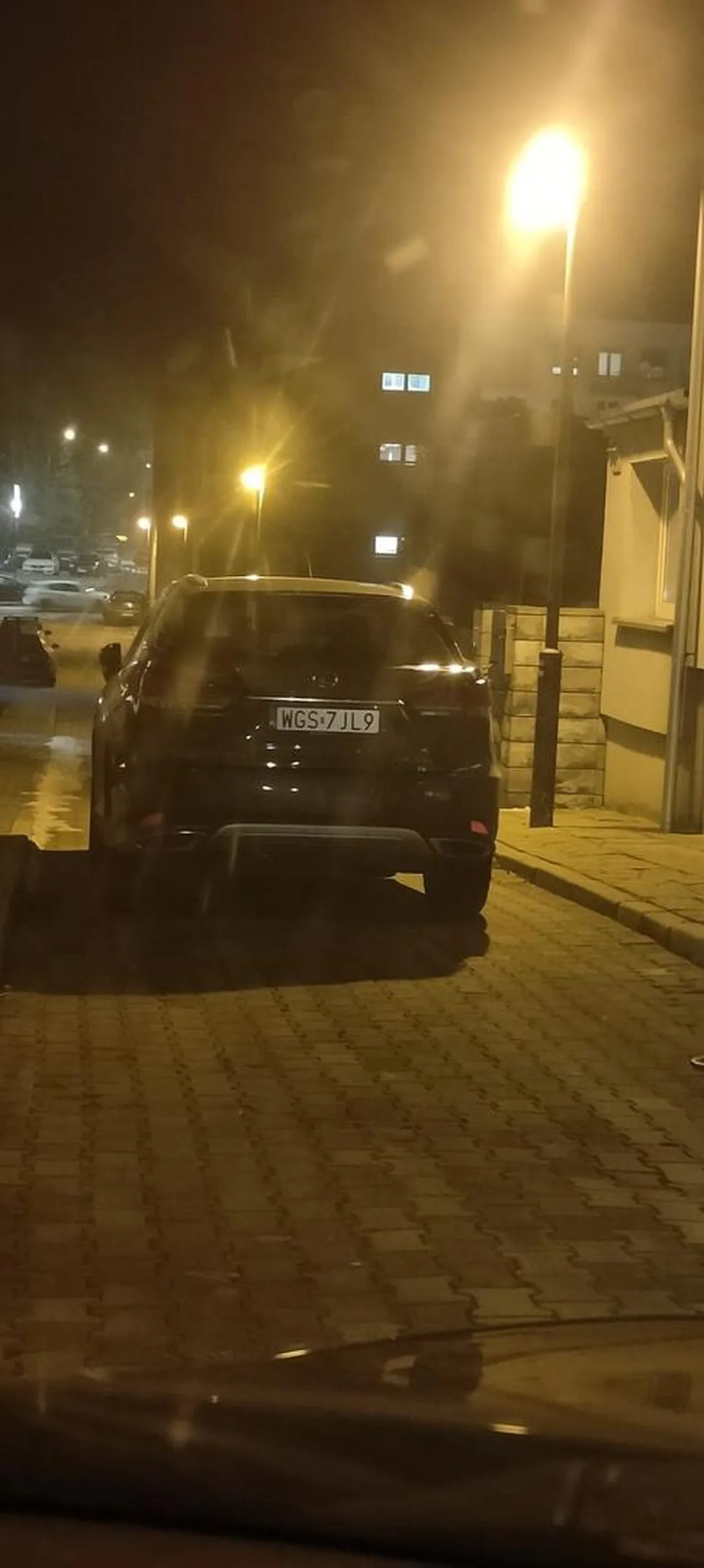 Baran zablokował drogę do mieszkania zostawiając auto na środku drogi zostawiając je zamknięte dodatkowo z zgaszonym silnikiem, chwila czasu zmarnowana przy czekaniu lecz nikt nie przyszedł zrobić nawet odrobinę miejsca