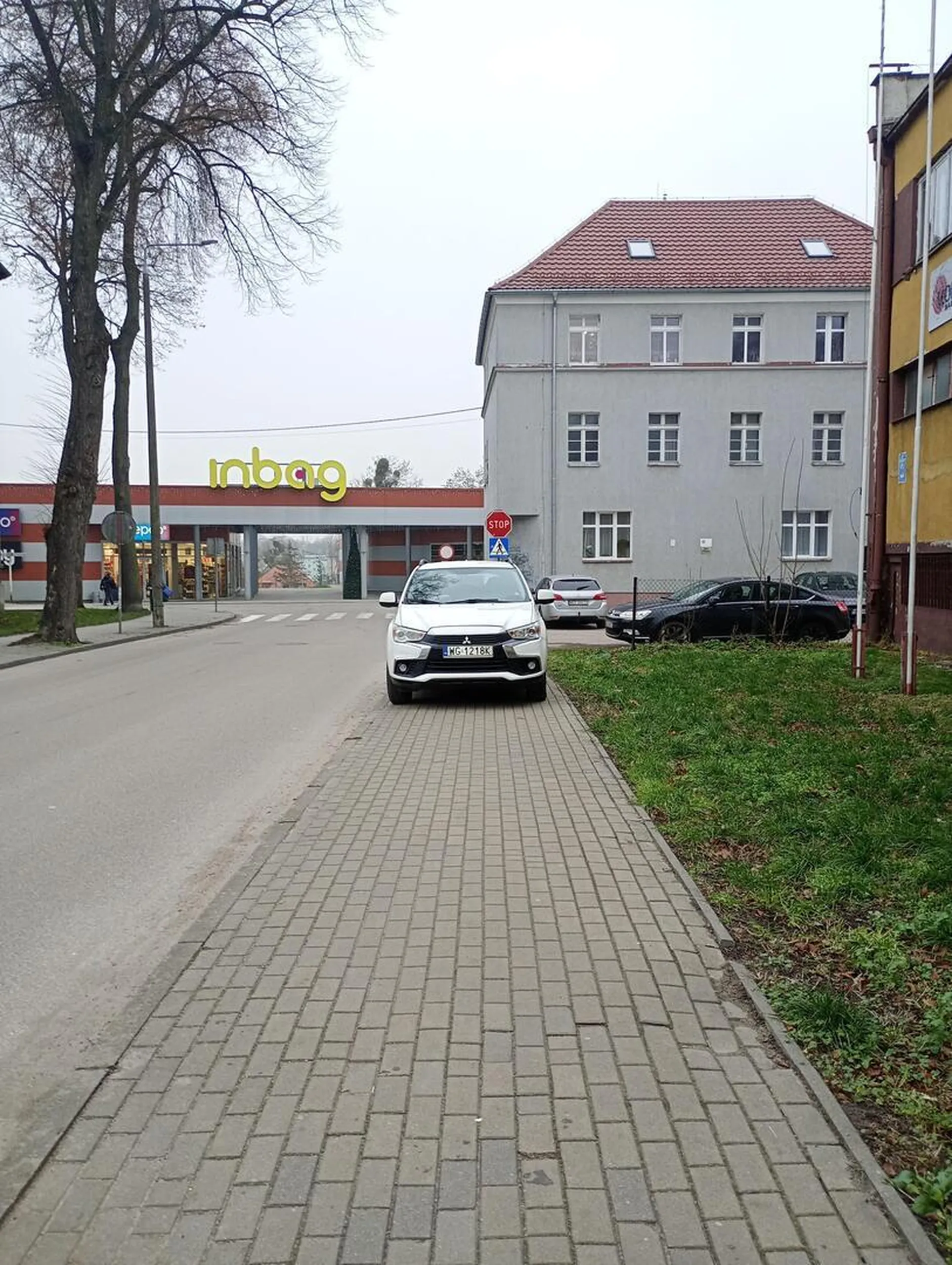 swietne parkownie.. szkoda ze 3m dalej bylo miejsce parkingowe