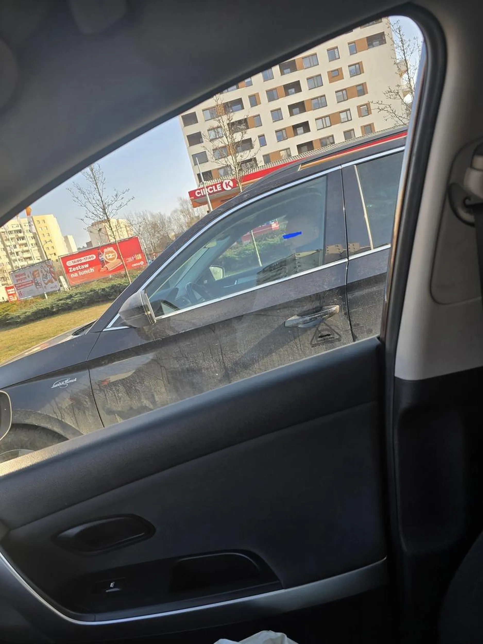 Skręca nielegalnie z nieswojego pasa, wpycha tuż pod maskę, odhamowuje przy zwrócenie uwagi. Wyjątkowy burak