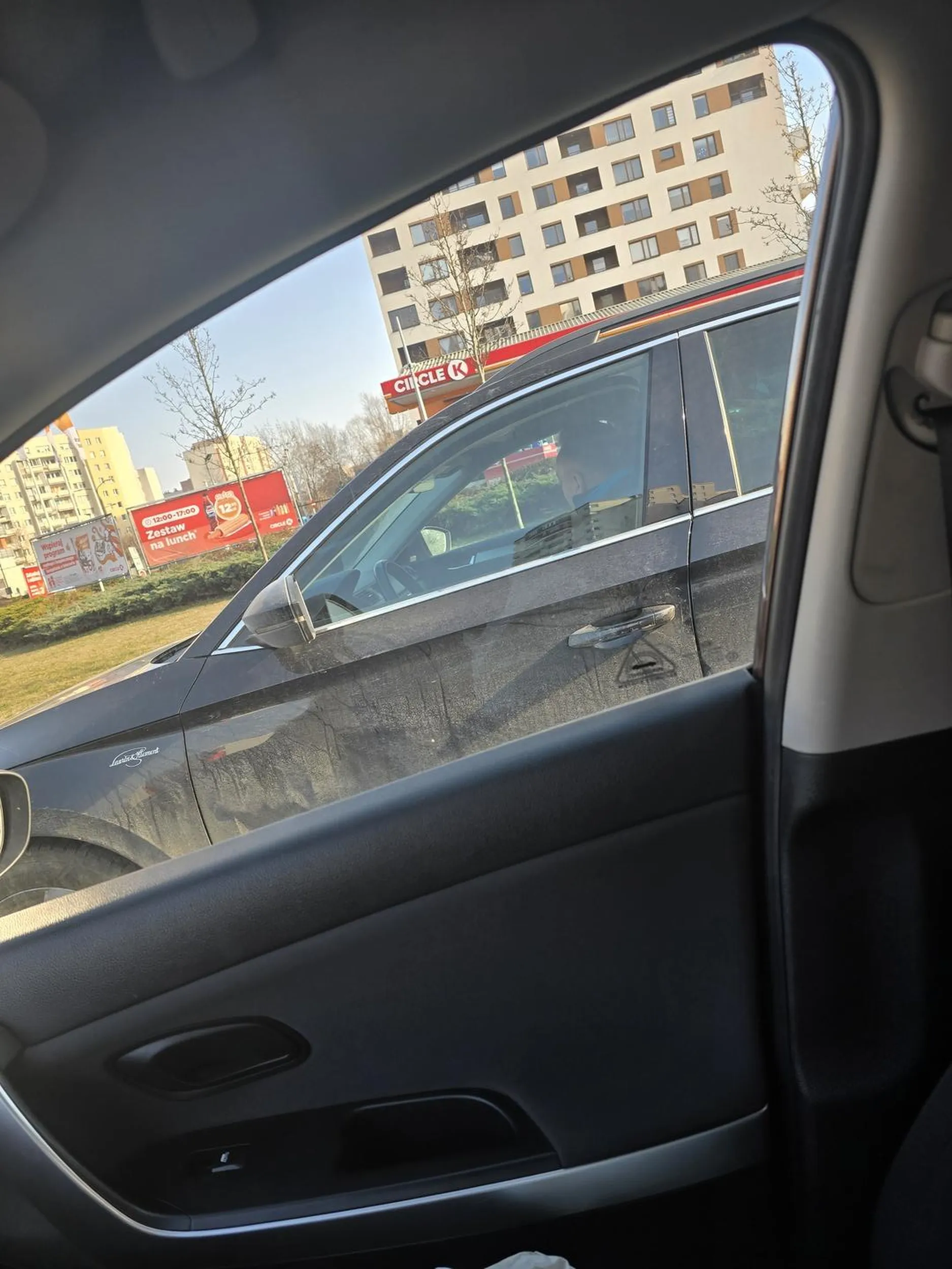 Skręca nielegalnie z nieswojego pasa, wpycha tuż pod maskę, odhamowuje przy zwrócenie uwagi. Wyjątkowy burak