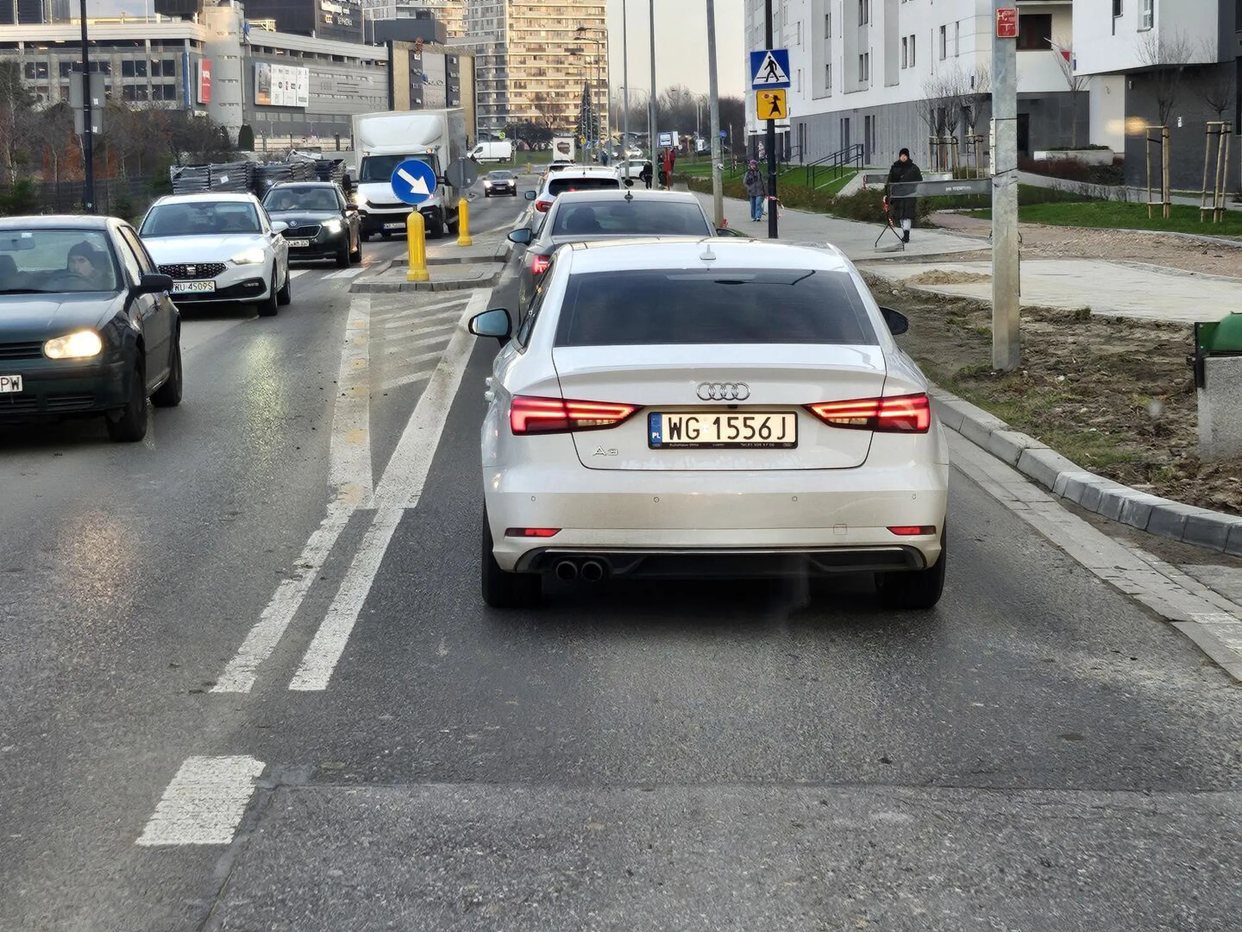 Nie chce mu się czekać w kolejce do jazdy na wprost więc jedzie pasem do skrętu w prawo na sam koniec, a potem wymusza na autobusie pełnym ludzi, zmuszając go do gwałtownego hamowania. Sprawa najprawdopodobniej trafi na policję