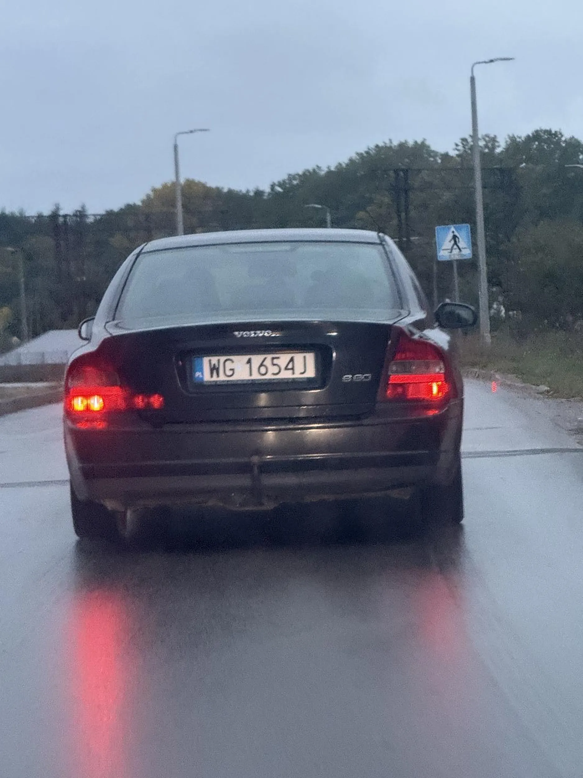 Kierowca na drodze jedzie 40km/h  na zakrętach hamuje do 20 jedzie środkiem i ciężko go wyprzedzić , ze 100 metrów przed skrzyżowaniem już zaczyna hamować i zwalniać do bardzo niskie prędkości , chłopie naucz się jeździć