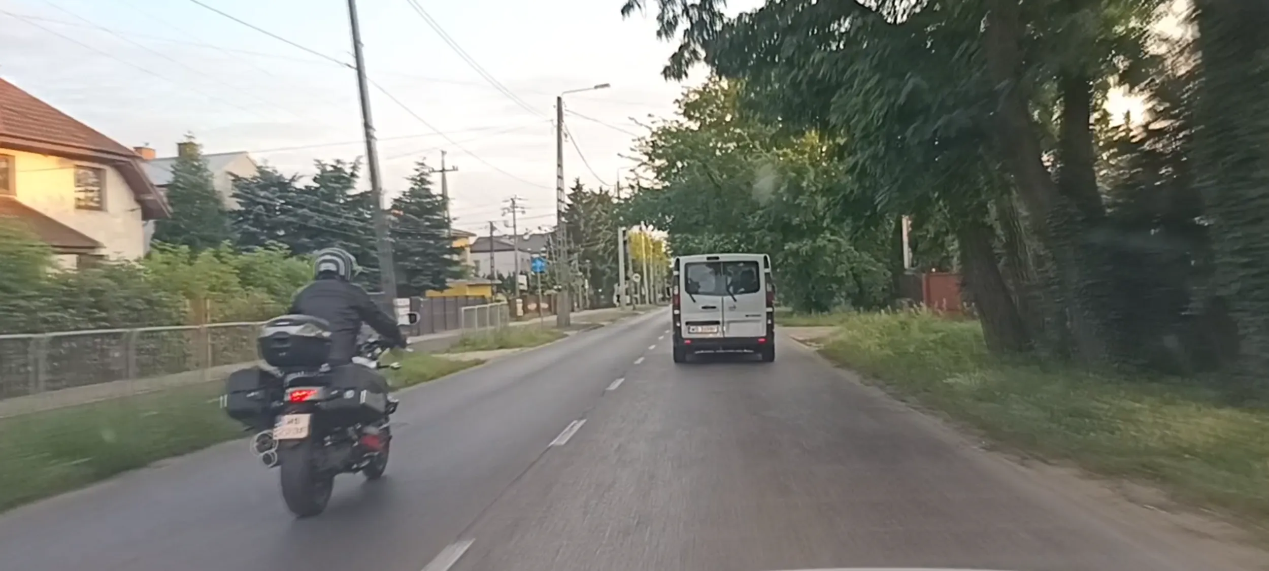 Bandyta na bzyku przekracza dopuszczalną prędkość, wyprzedza przed skrzyżowaniem, na skrzyżowaniu i na podwójnej linii ciągłej
