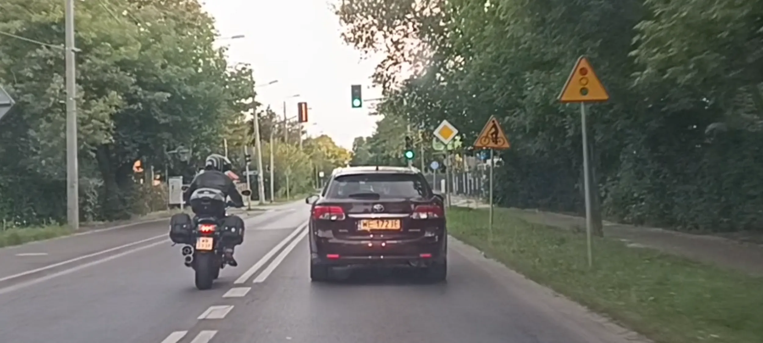 Bandyta na bzyku przekracza dopuszczalną prędkość, wyprzedza przed skrzyżowaniem, na skrzyżowaniu i na podwójnej linii ciągłej