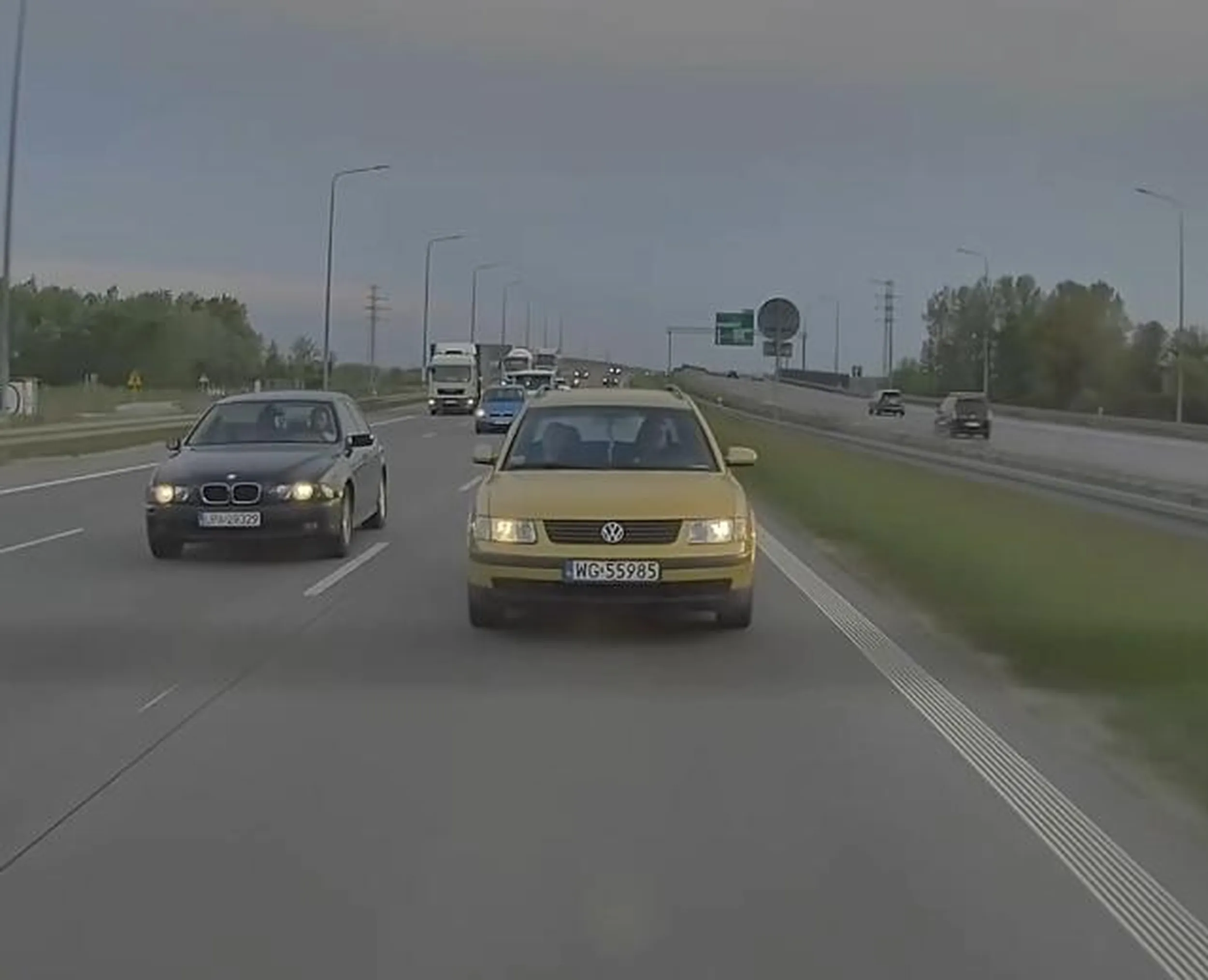 Władca dróg i autostrad w swoim passacie b5. Zamula na lewym po czym jak ktoś chce go wyprzedzić środkiem to przyspiesza. Czysta polskość, „bo jak to może ktoś jechać szybciej ode mnie?” Z daleka widać że z powiatu Garwolin