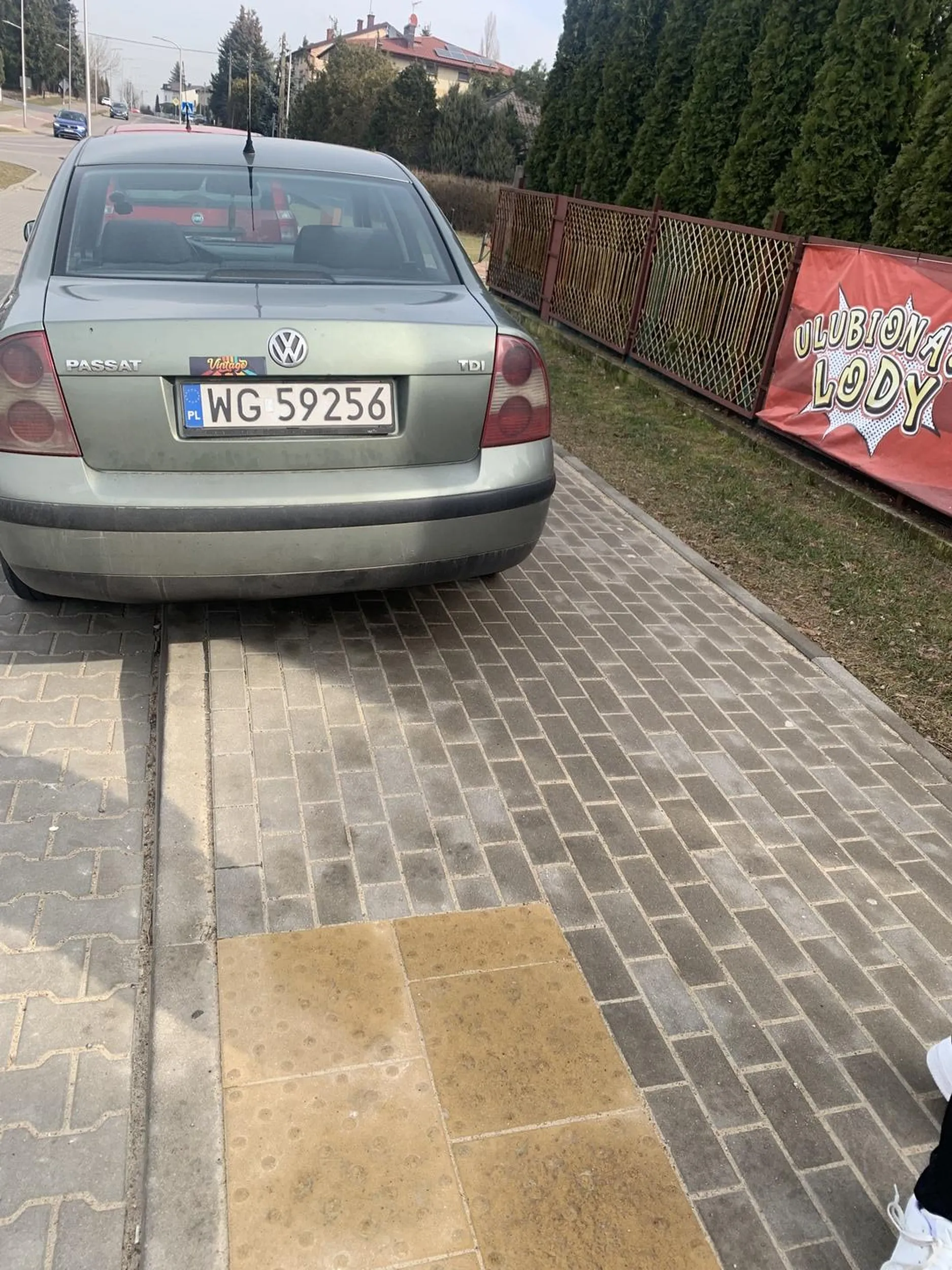 Nie zostawia miejsca na chodniku, pani z wózkiem musiała iść jezdnią i omal nie potrącił jej dostawca.