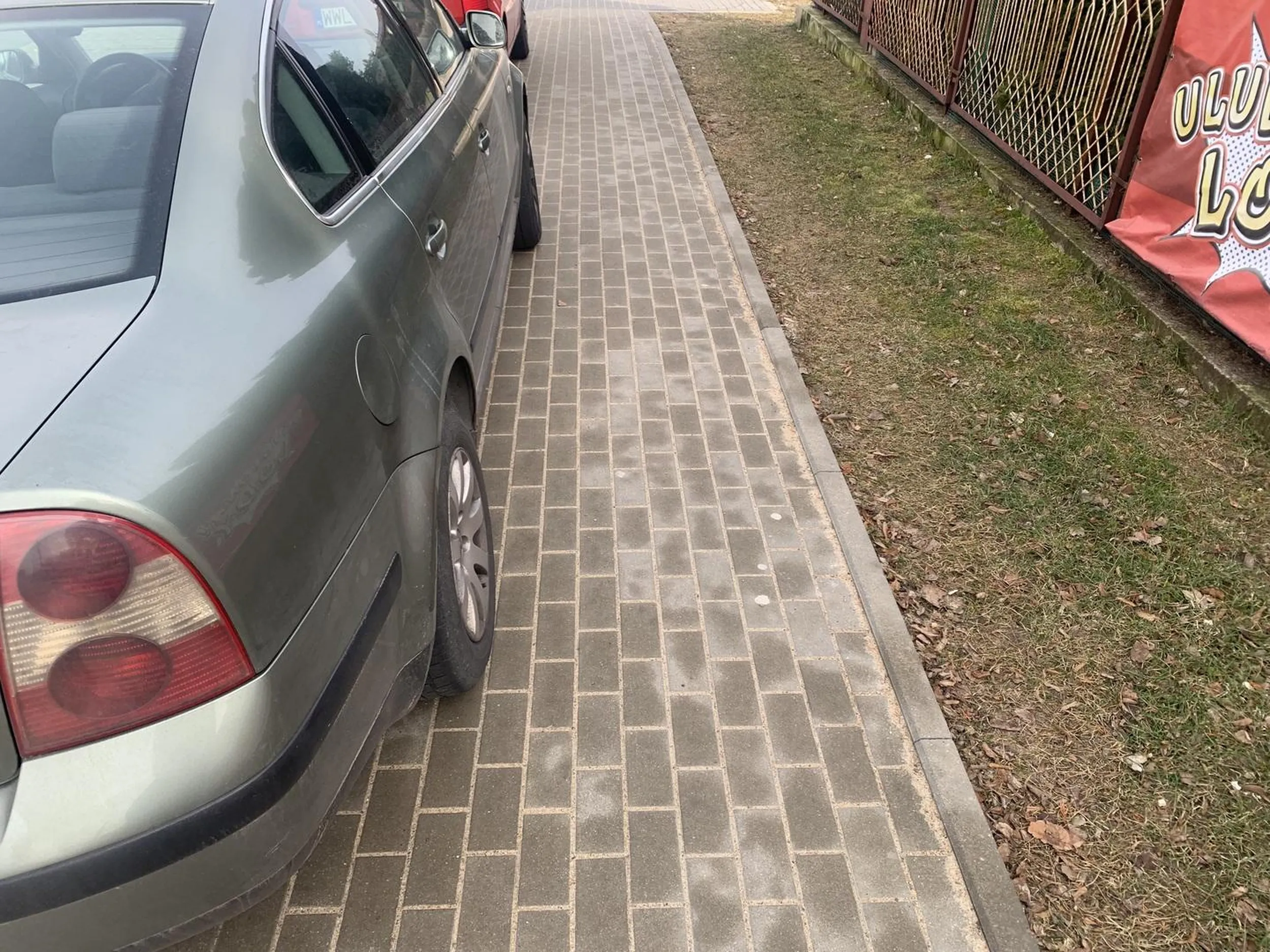 Nie zostawia miejsca na chodniku, pani z wózkiem musiała iść jezdnią i omal nie potrącił jej dostawca.