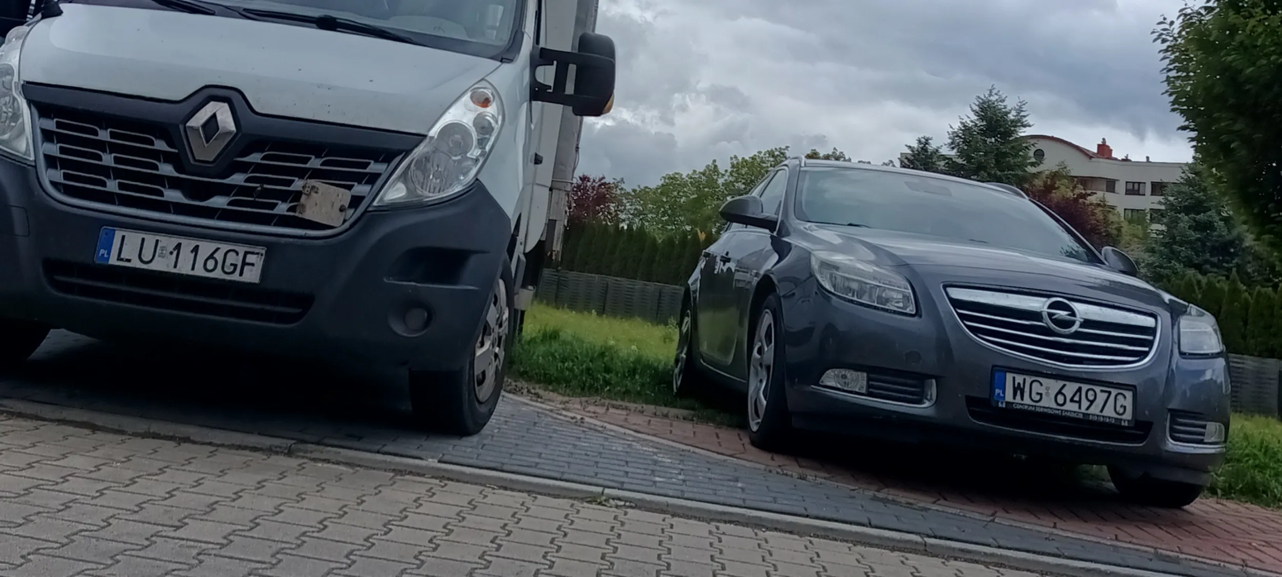 Chamskie parkowanie na trawniku i  na chodniku na ulicy z zakazem zatrzymywania się i postoju a jako piesza nie mogłam przejść chodnikiem i musiałam wejść na jezdnię gdzie mnie otrąbił inny cham parkujący za chwilę obok na tej samej ulicy z zakazem zatrzymywania się i postoju.