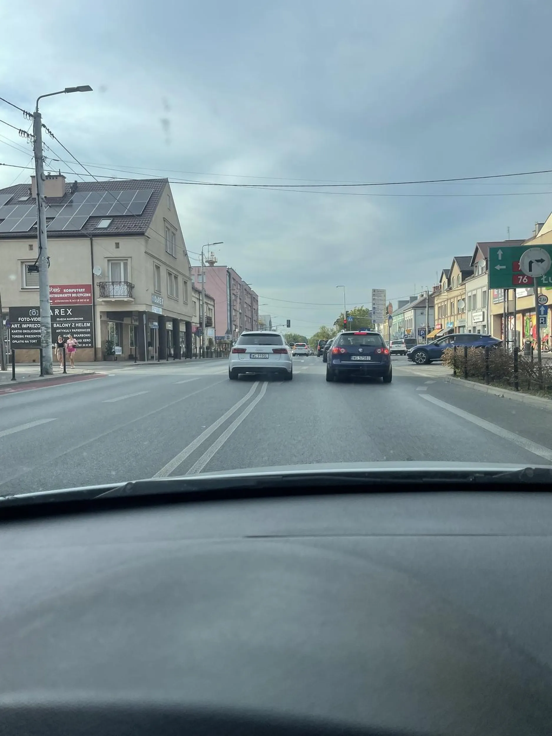 Najpierw wjechał na pewniaka nie rozglądając się na skrzyżowanie i wymusił pierwszeństwo - nie przeprosił. Potem dumnie otworzył paczkę fajek, folijke wyrzucił przez okno i kontynuował jazdę nie używając kierunku na żadnym z 3 następnym skrzyżowań na których za nim jechałem. Typowy audziarz.