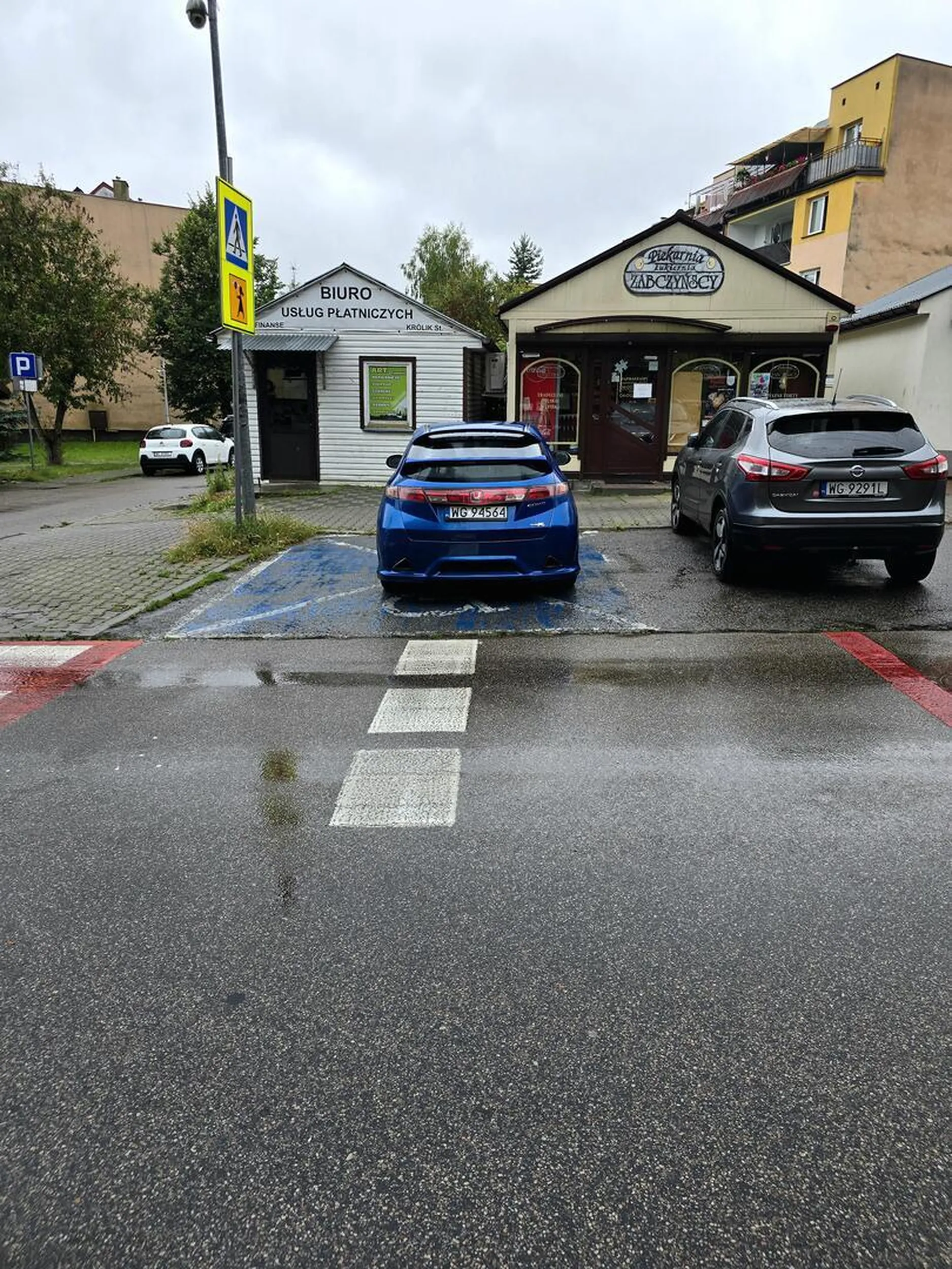 09.lipiec 2025r. Godz. 8:39 Garwolin osiedle Romanówka ul. Korczaka na przeciwko szkoły podstawowej nr.5 Miejsce oznakowane dla niepełnosprawnych. W samochodzie nie ma żadnej karty uprawniającej do korzystania z tego rodzaju miejsc parkingowych.