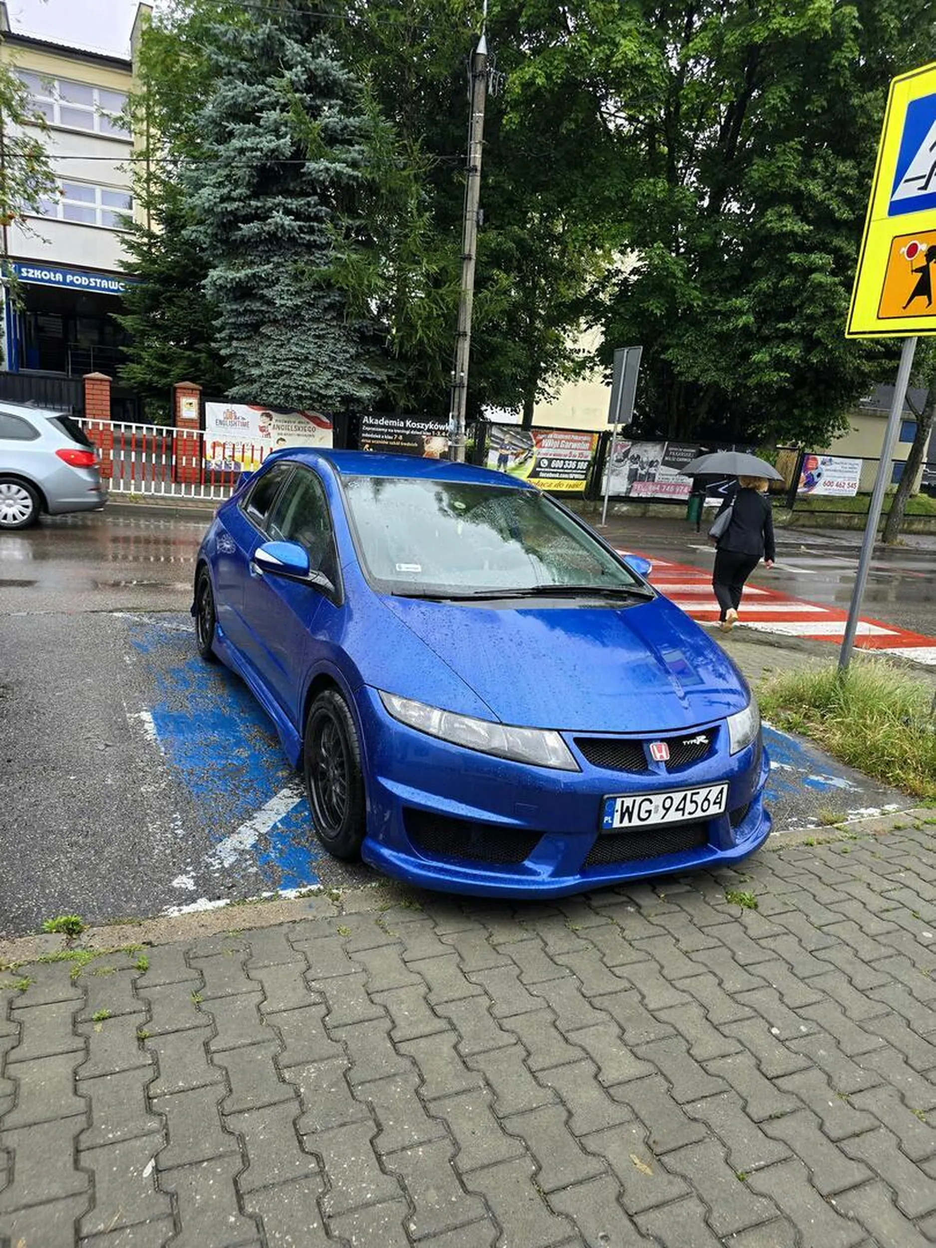 09.lipiec 2025r. Godz. 8:39 Garwolin osiedle Romanówka ul. Korczaka na przeciwko szkoły podstawowej nr.5 Miejsce oznakowane dla niepełnosprawnych. W samochodzie nie ma żadnej karty uprawniającej do korzystania z tego rodzaju miejsc parkingowych.