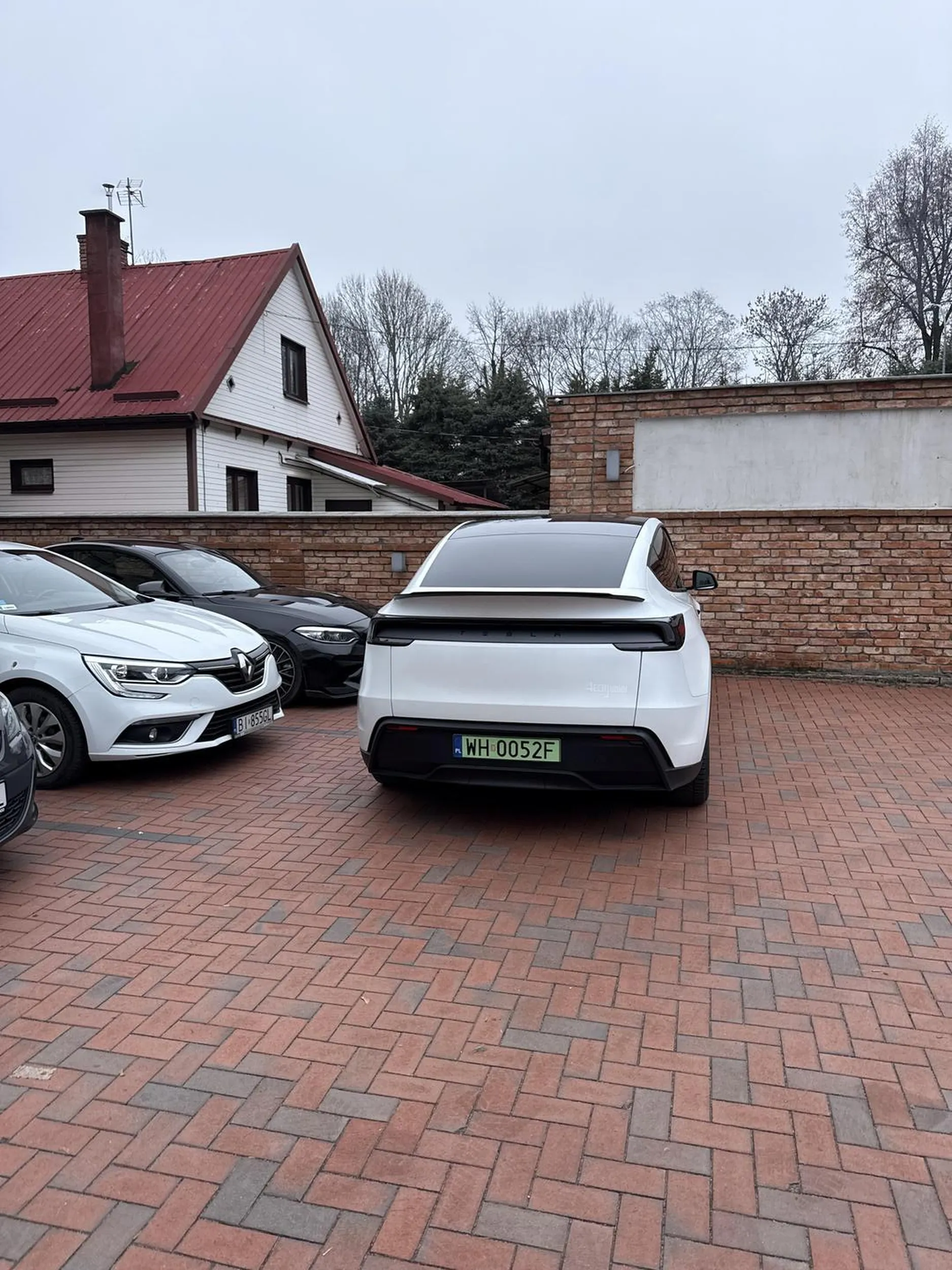 Zastawia samochody na parkingu stając prostopadle ?
