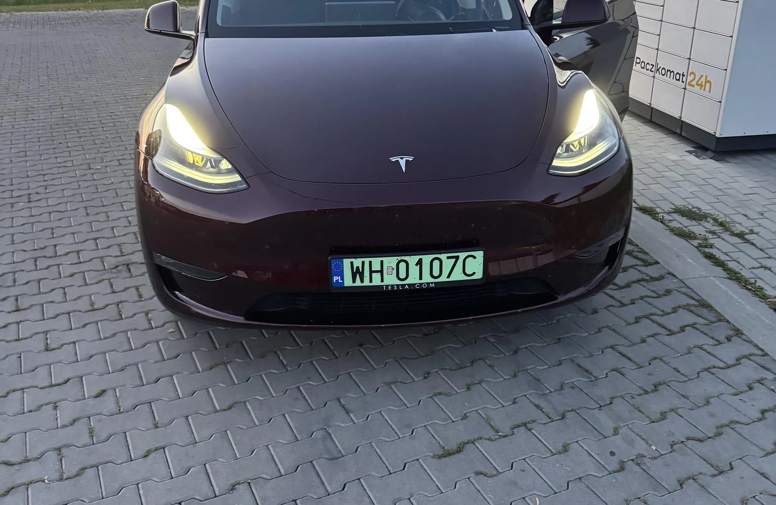 Wyprzedza przed rondami gdzie nie ma miejsca.