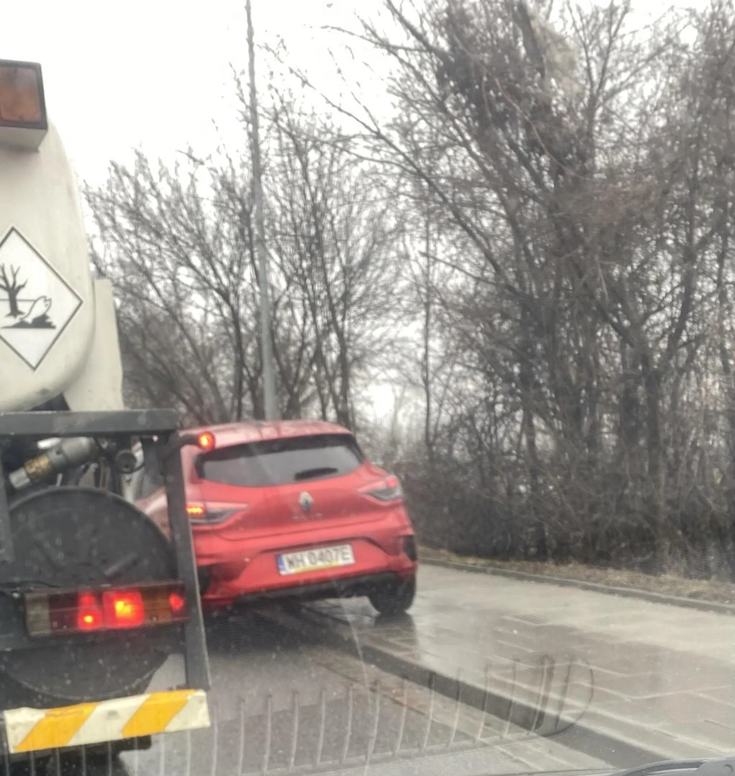 Człowieku to, że jest korek i nie ma jak skręcić w prawo nie oznacza, że można go wymijać CHODNIKIEM. Polecam wysiąść z auta i przejść się po rozum do głowy.