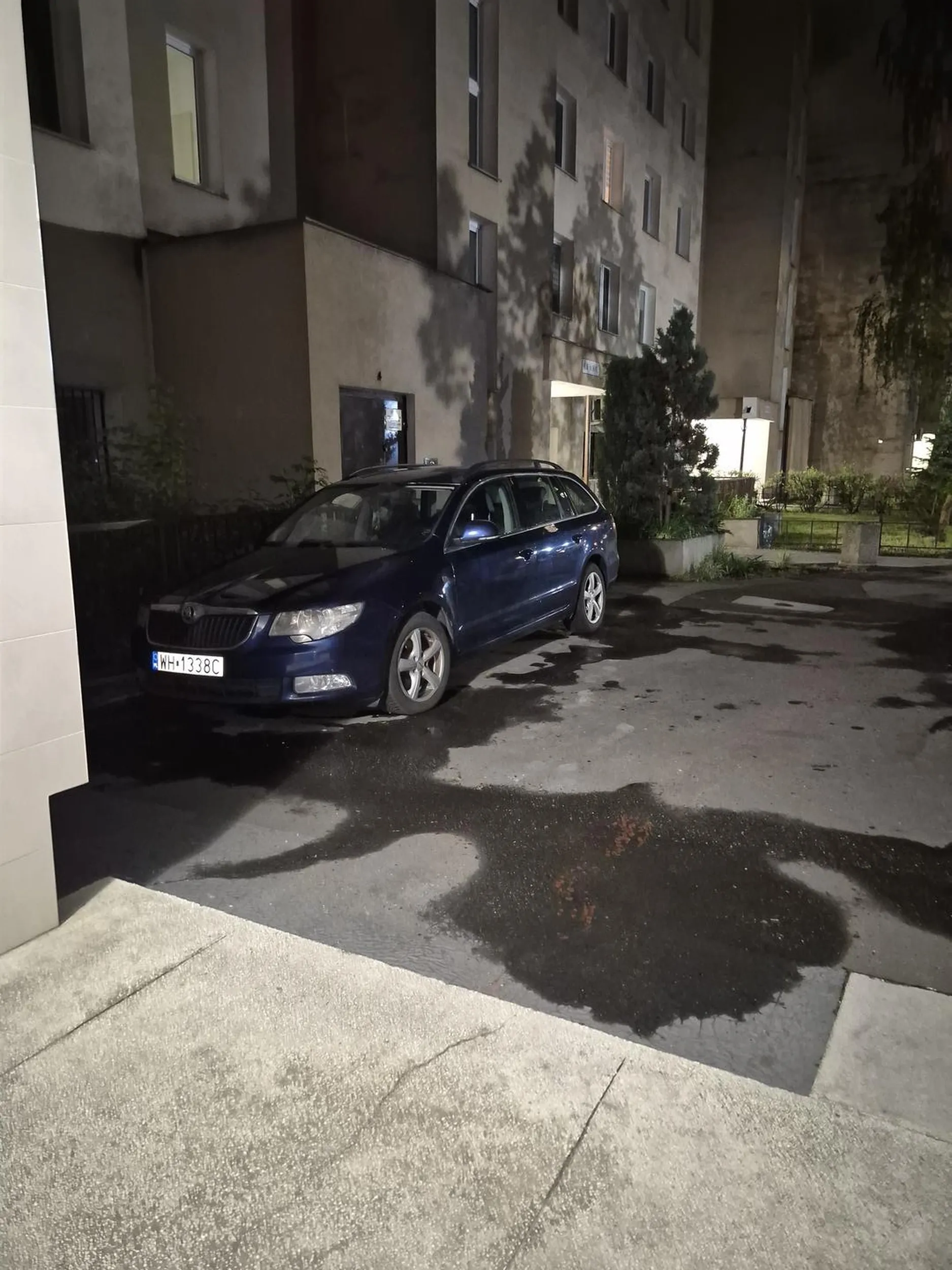 Ta menda parkuje cały czas pod klatką a tutaj nie mieszka.Kiedyś parkował między 3 a 2 klatką w środu.Stały tam dwa gruzy,z czego ta skoda stała po 2 tygodnie a jeździł wieśwagenem.I jak się wracało w nocy to nie było gdzie zaparkować bo jaśnie Pan musi mieć 2 samochody i pokazać że jest bogaty sorry biedak.