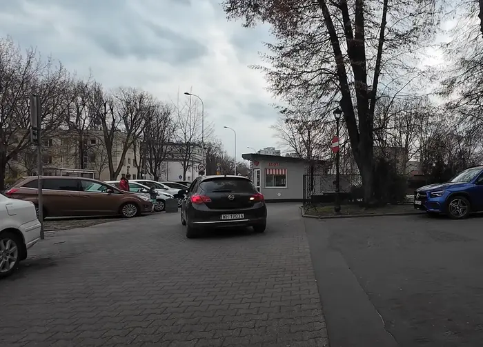 Jeździ po chodnikach