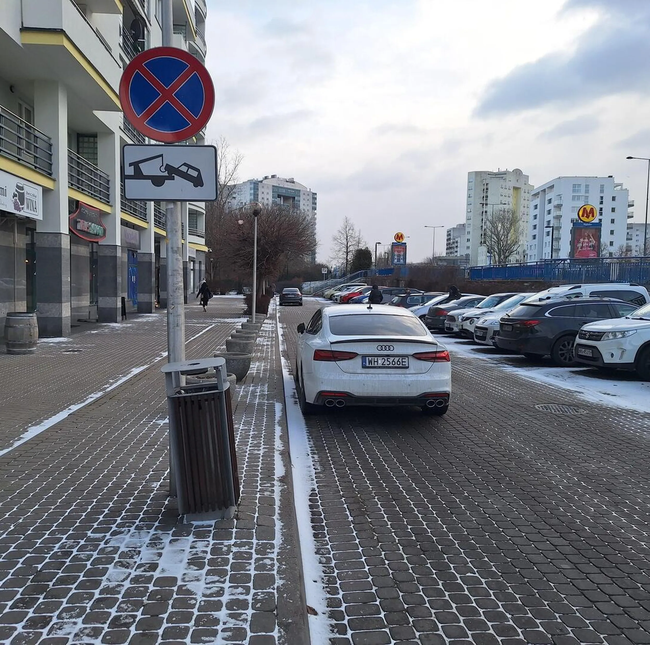 Parkuje gdzie chce blokując ruch.