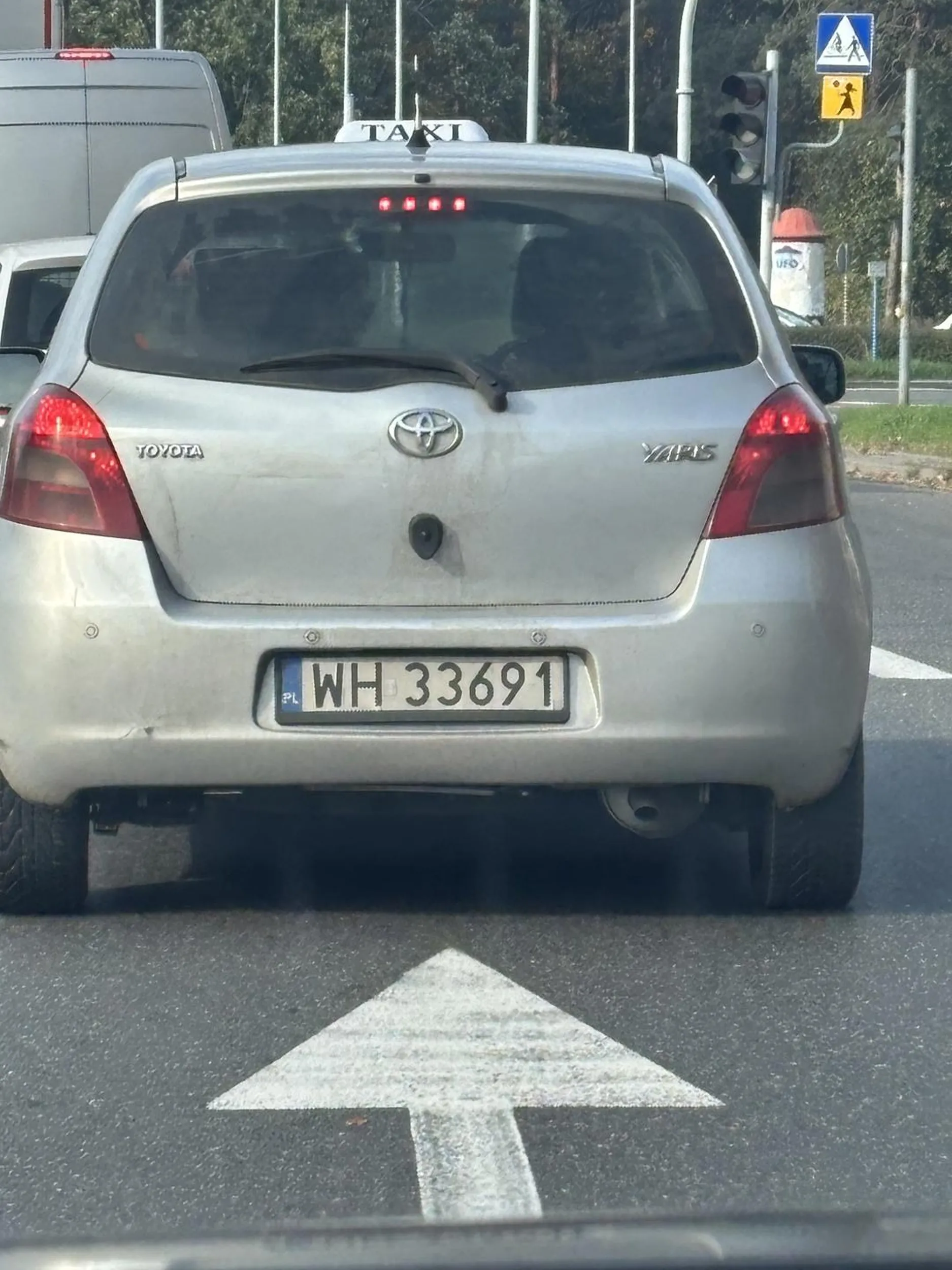 Uważajcie na cymbała, wjeżdża prosto pod koła zmieniając pas