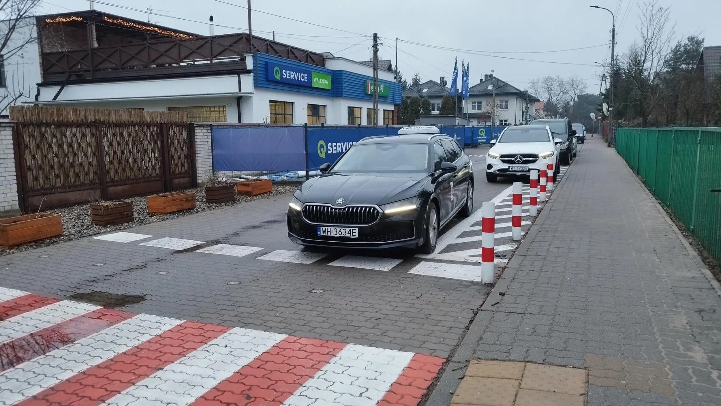 Zawodowy kierowca, który stwarza zagrożenie dla bezpieczeństwa pieszych, w dodatku pod samym wejściem do szkoły podstawowej. Naganne zachowanie