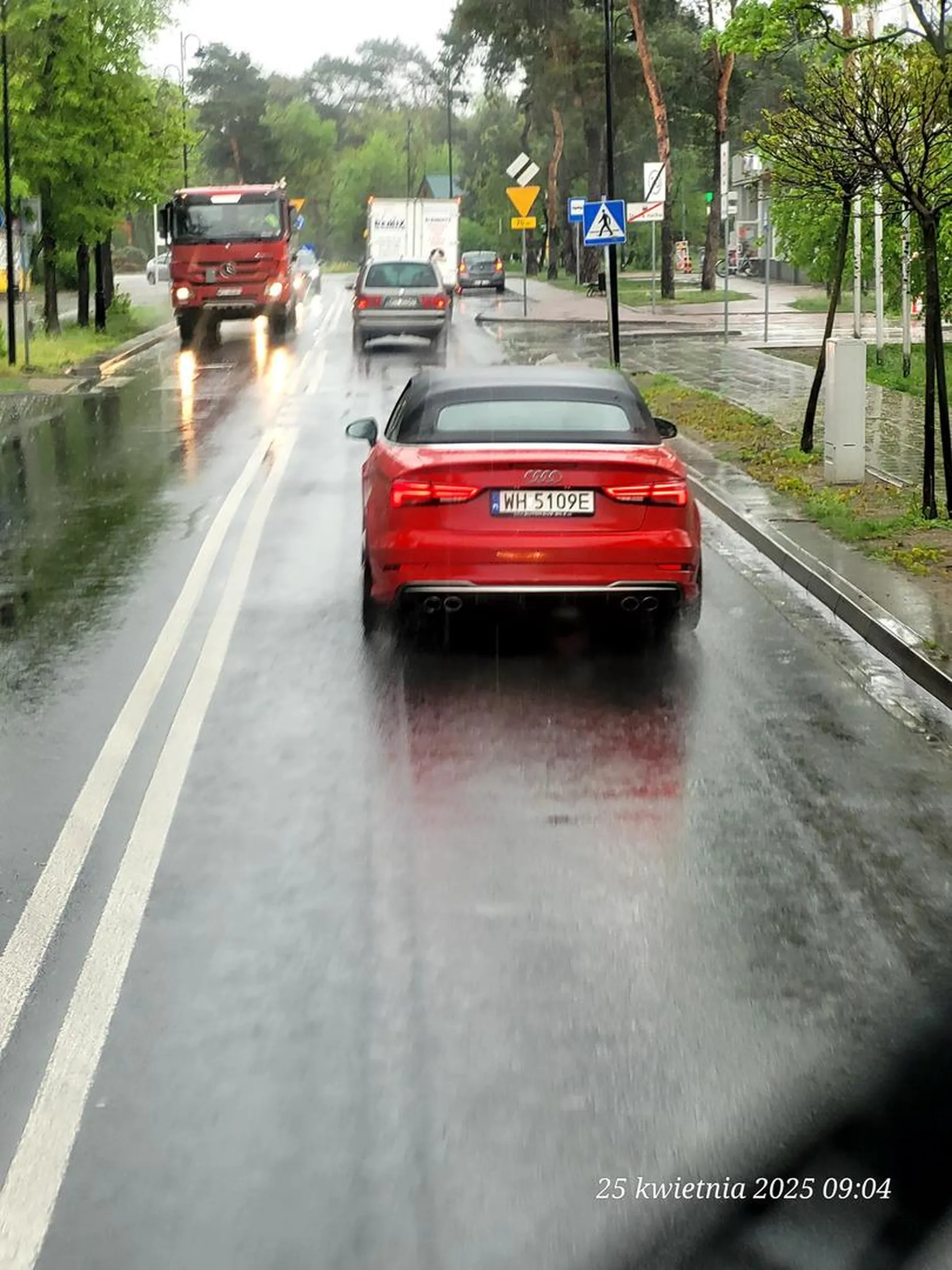 Jeździ jak wariat wyprzedzanie na skrzyżowaniu z pasa do lewo skrętu i na czerwonym świetle.