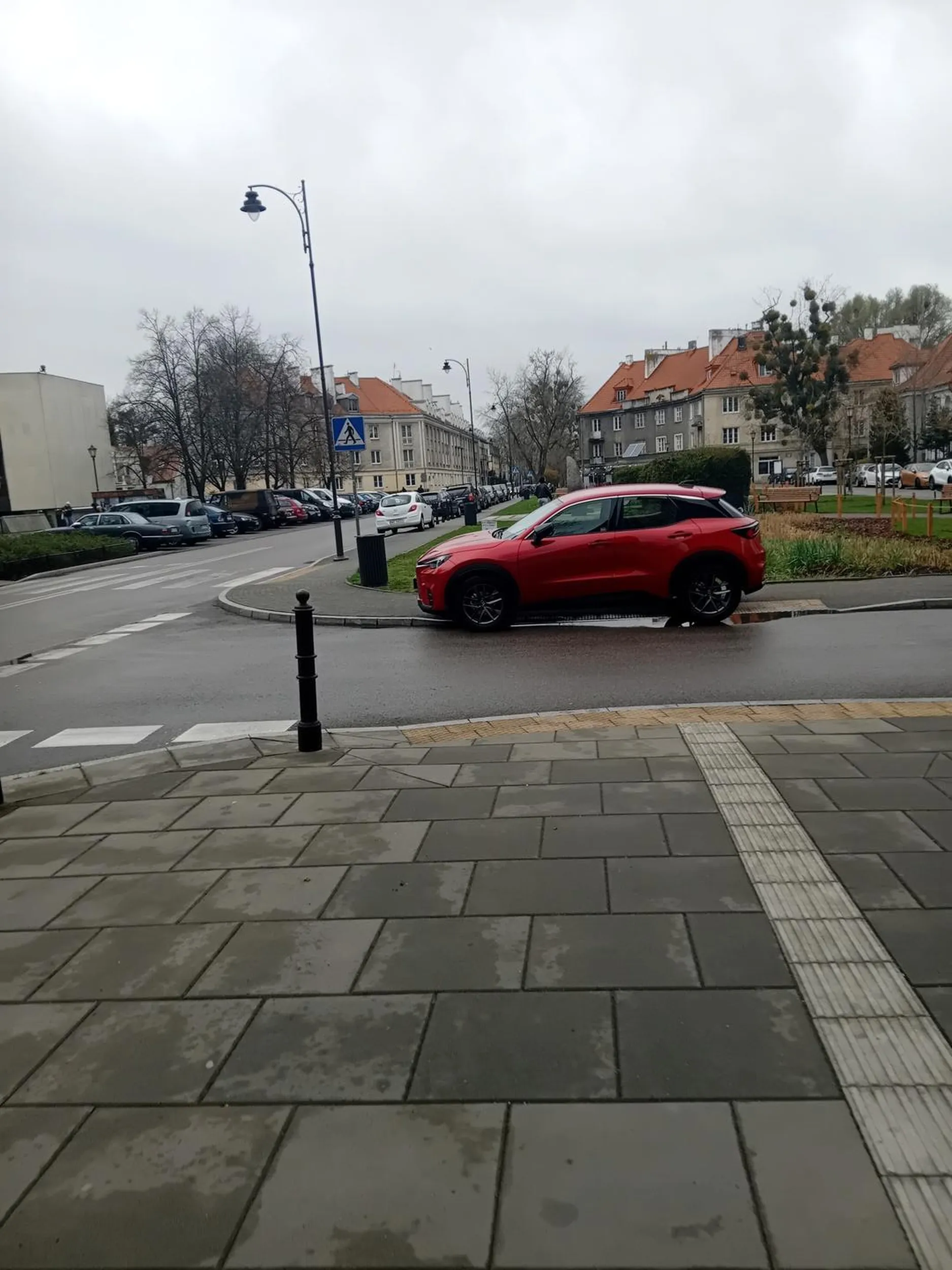 Zjeb zaparkował CENTRALNIE na pasach