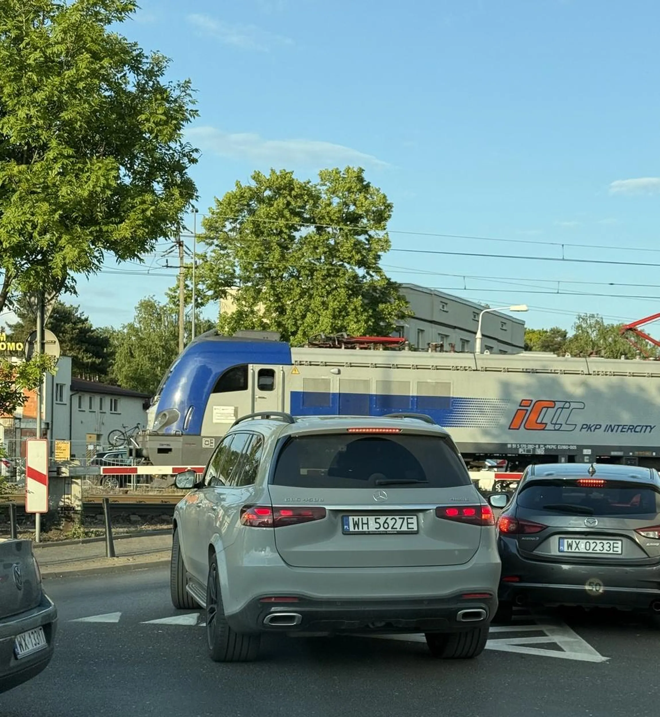 spieszący się cwaniak przejazd kolejowy jazda pod prąd - stworzenie zagrożenia miejsce przejazd kolejowy - Warszawa Radość ul. Patriotów dnia 19.05.2025 godzina 18:59