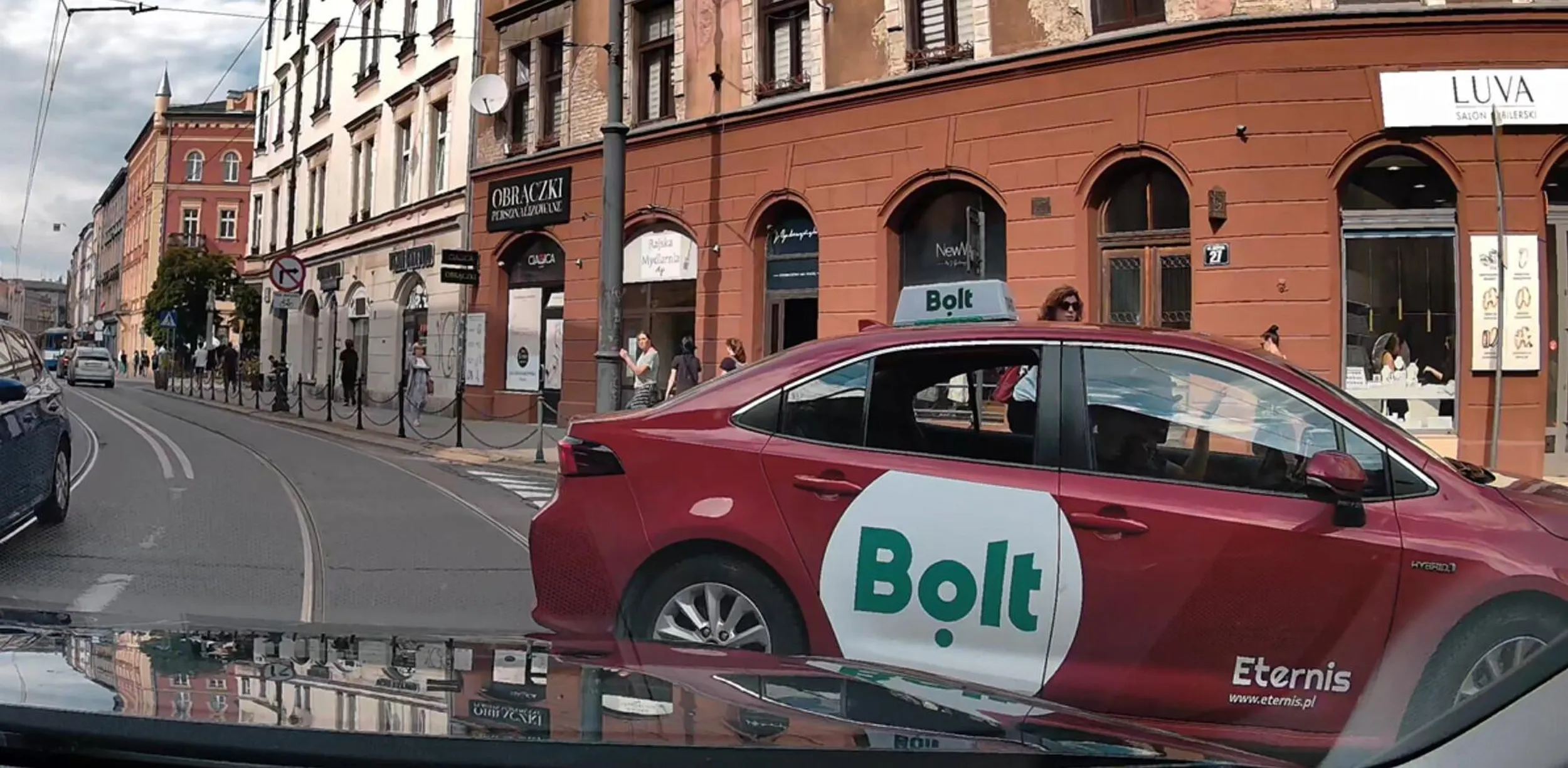 głąb blokuje skrzyżowanie, a na zwrócenie uwagi jeszcze bezczelnie pyskuje