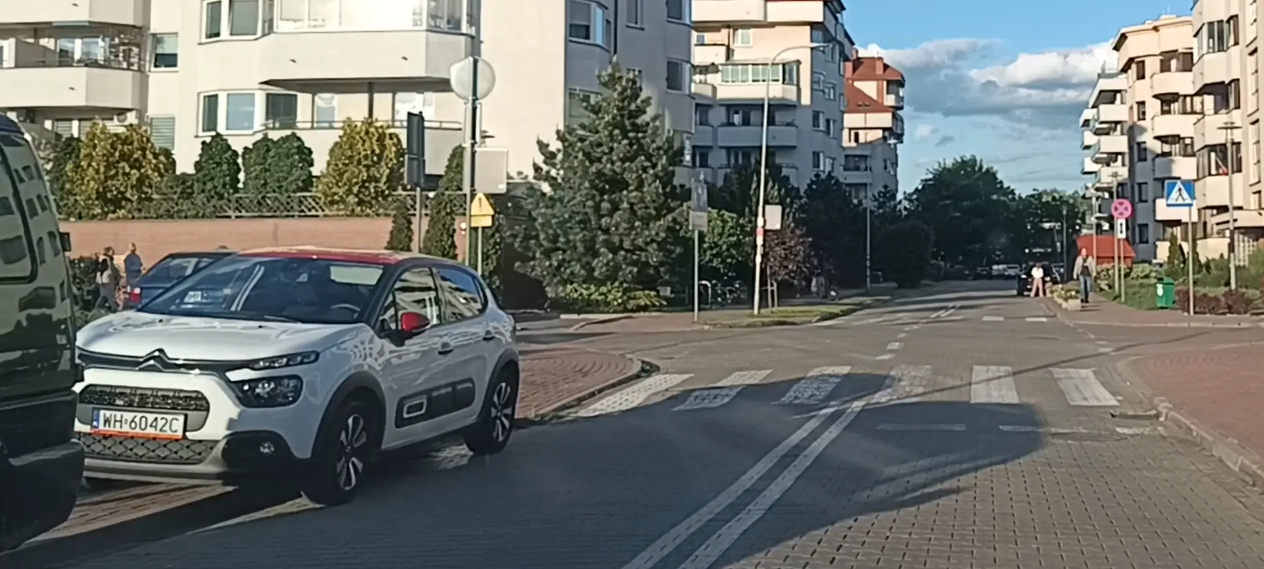 Złom zalega na chodniku przed samym przejściem dla pieszych i na ulicy z zakazem zatrzymywania się i postoju
