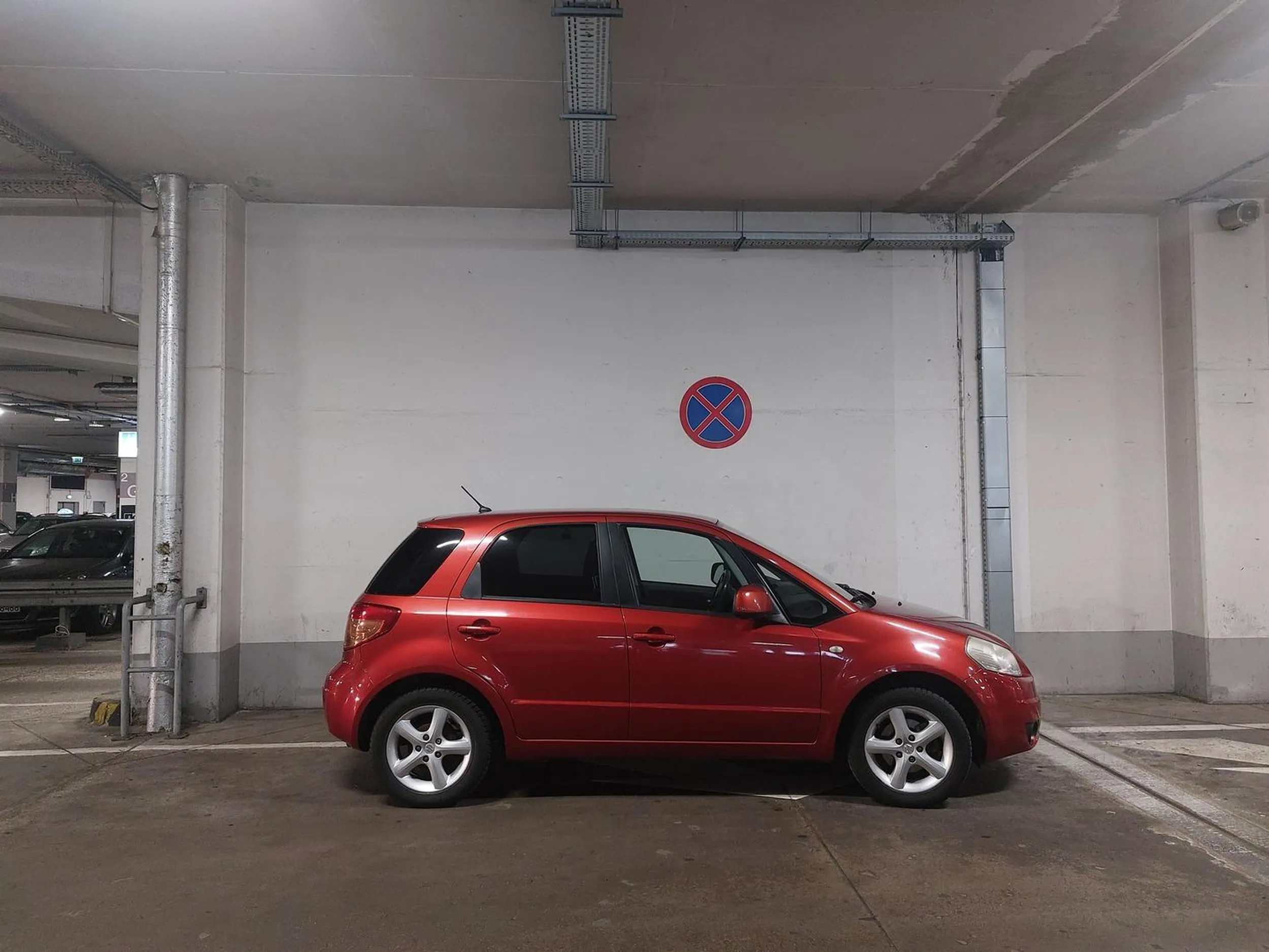 Tak stare babsko parkuje, mimo, że wokół jest pełno wolnych miejsc. Ba zwrócenie jej uwagi jeszcze się wykłóca. Tym razem była kawa na szybie,  nastepnym razem będą opony...