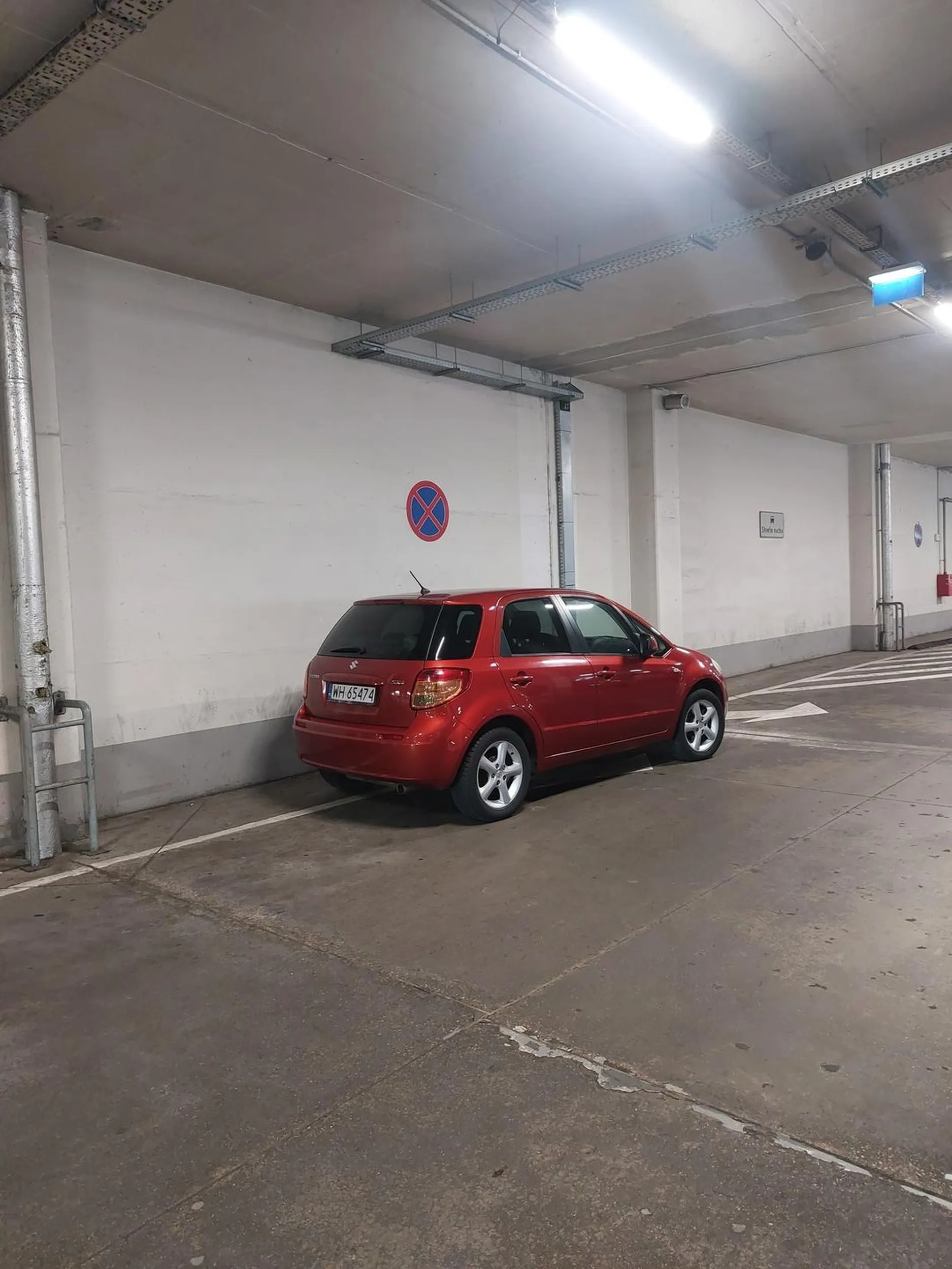 Tak stare babsko parkuje, mimo, że wokół jest pełno wolnych miejsc. Ba zwrócenie jej uwagi jeszcze się wykłóca. Tym razem była kawa na szybie,  nastepnym razem będą opony...