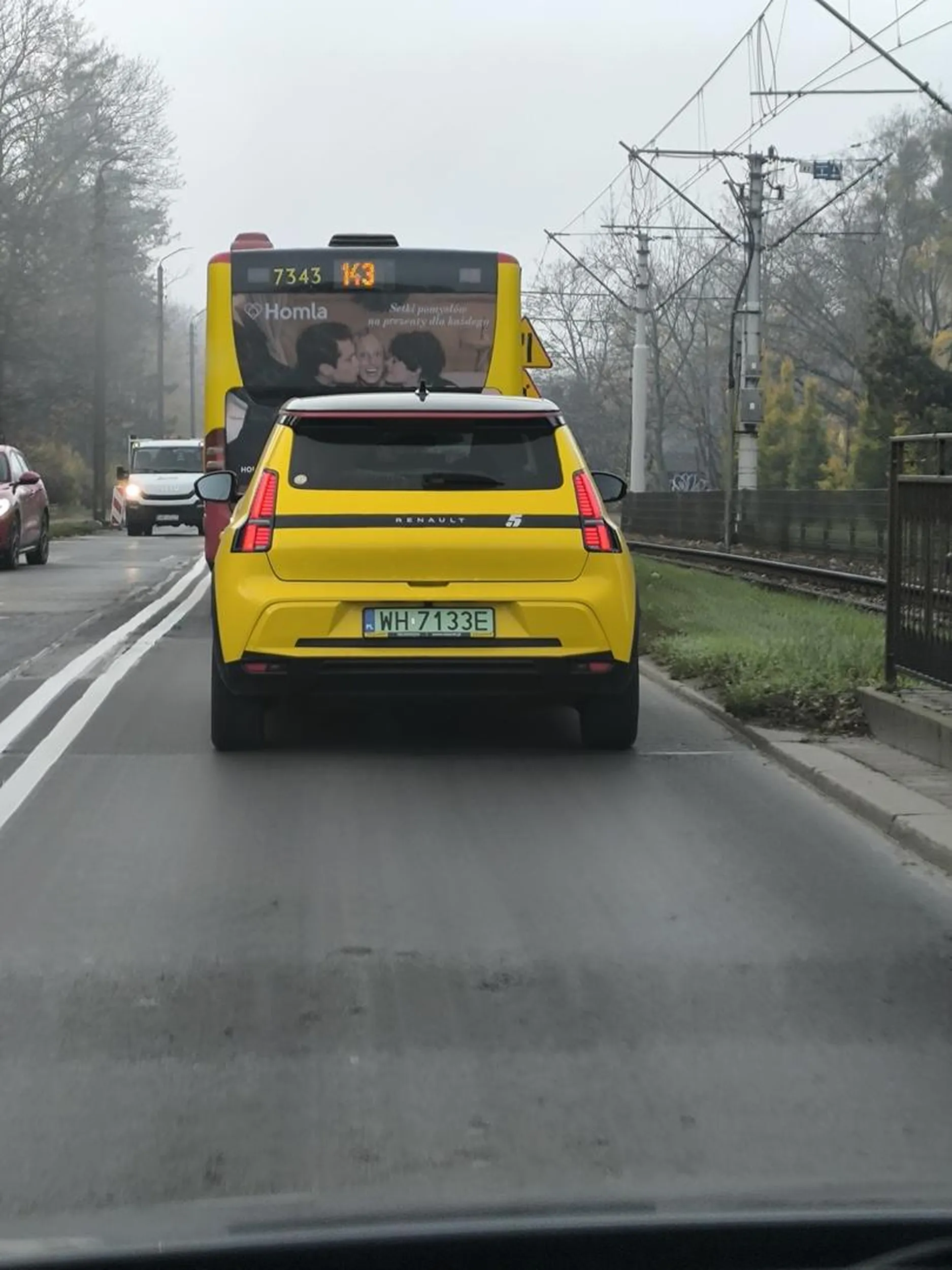 Wyprzedzanie pasem do lewoskrętu na czerwonym. Wrocław Oporów 05.11.2025 7:37