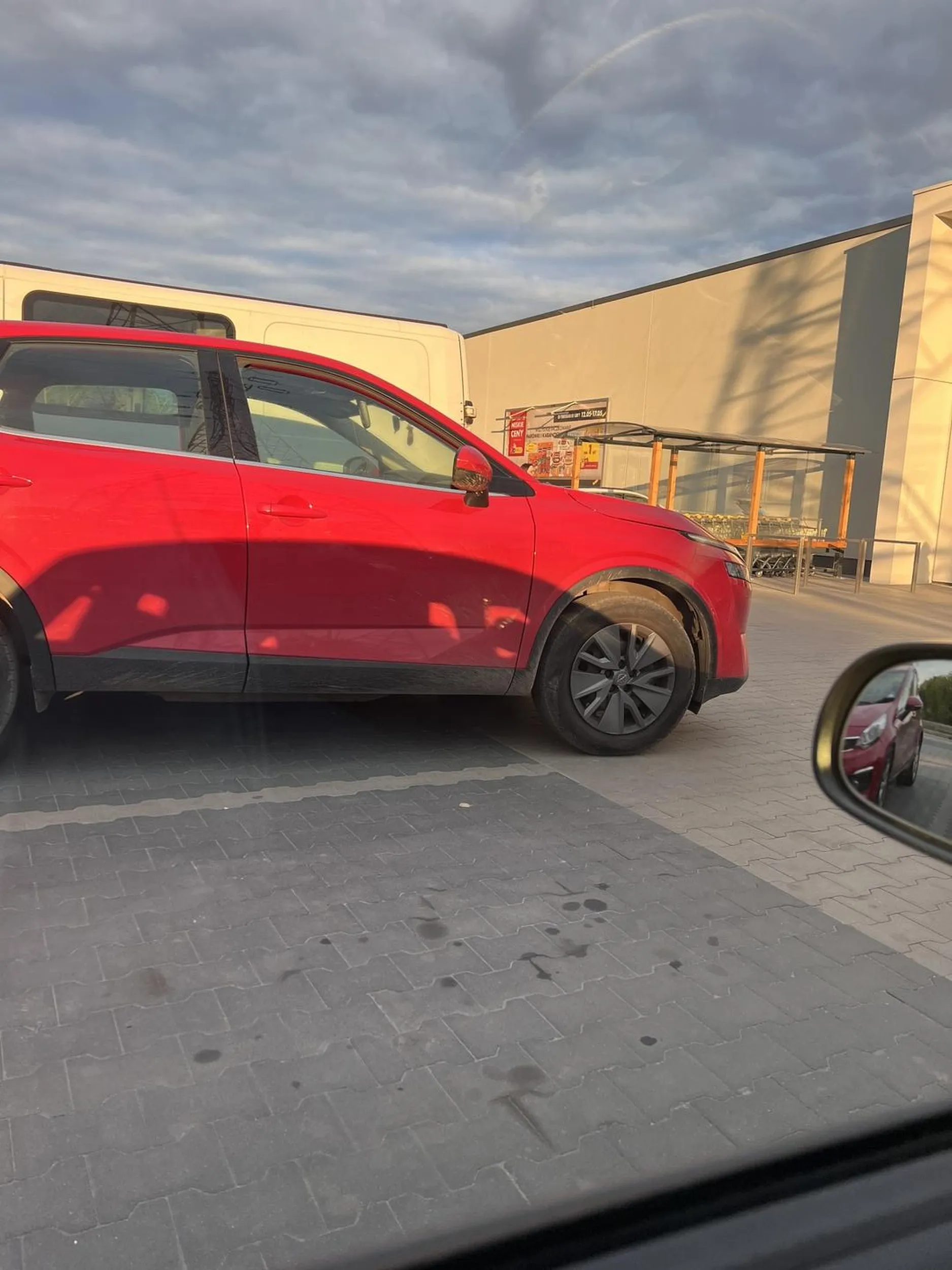 Baba ewidentnie prawo jazdy ma z chipsów gdyż parkowanie leży totalnie. Zwykła wsióra. Do tego psa zostawiła w aucie biednego