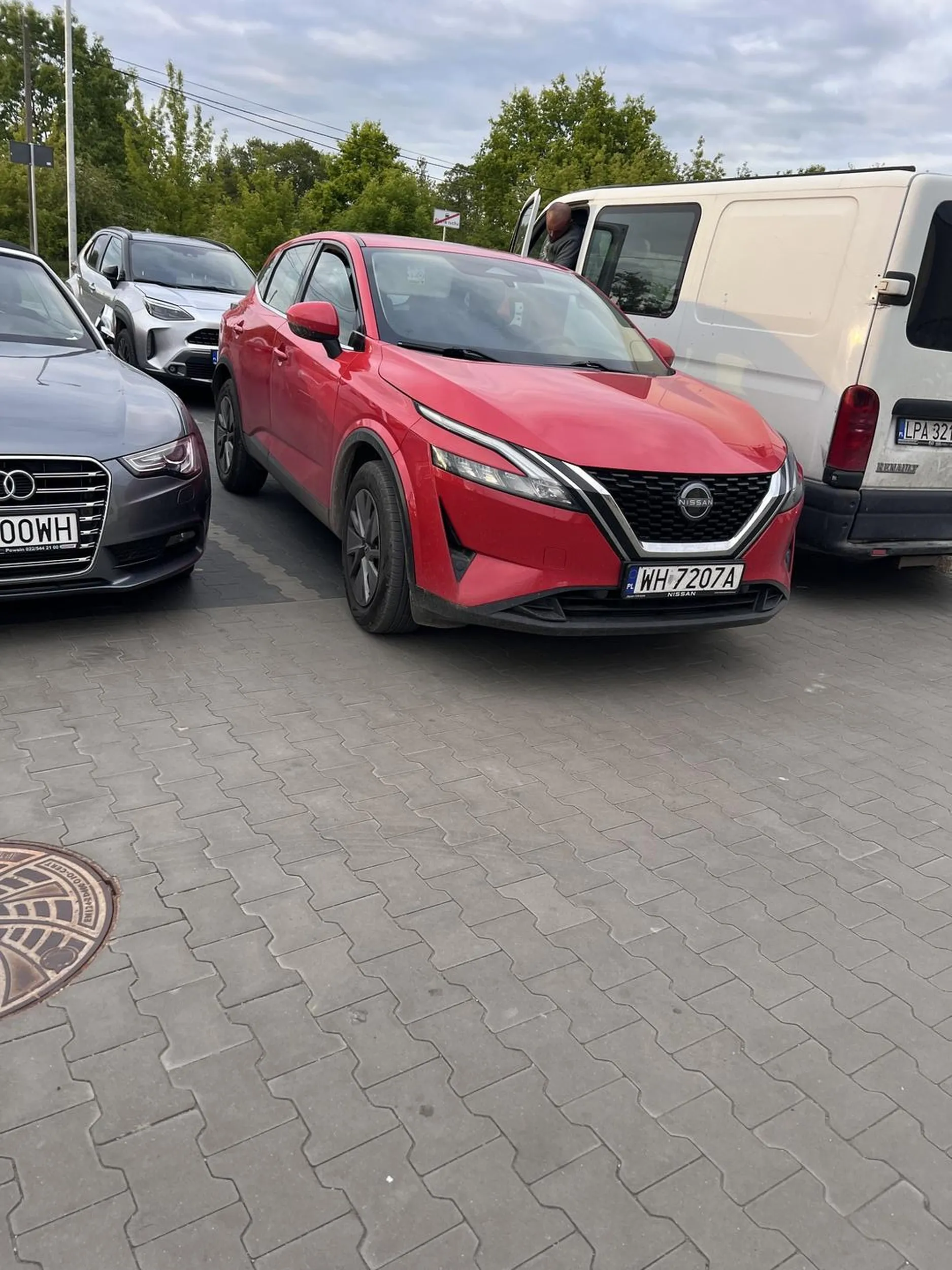 Baba ewidentnie prawo jazdy ma z chipsów gdyż parkowanie leży totalnie. Zwykła wsióra. Do tego psa zostawiła w aucie biednego