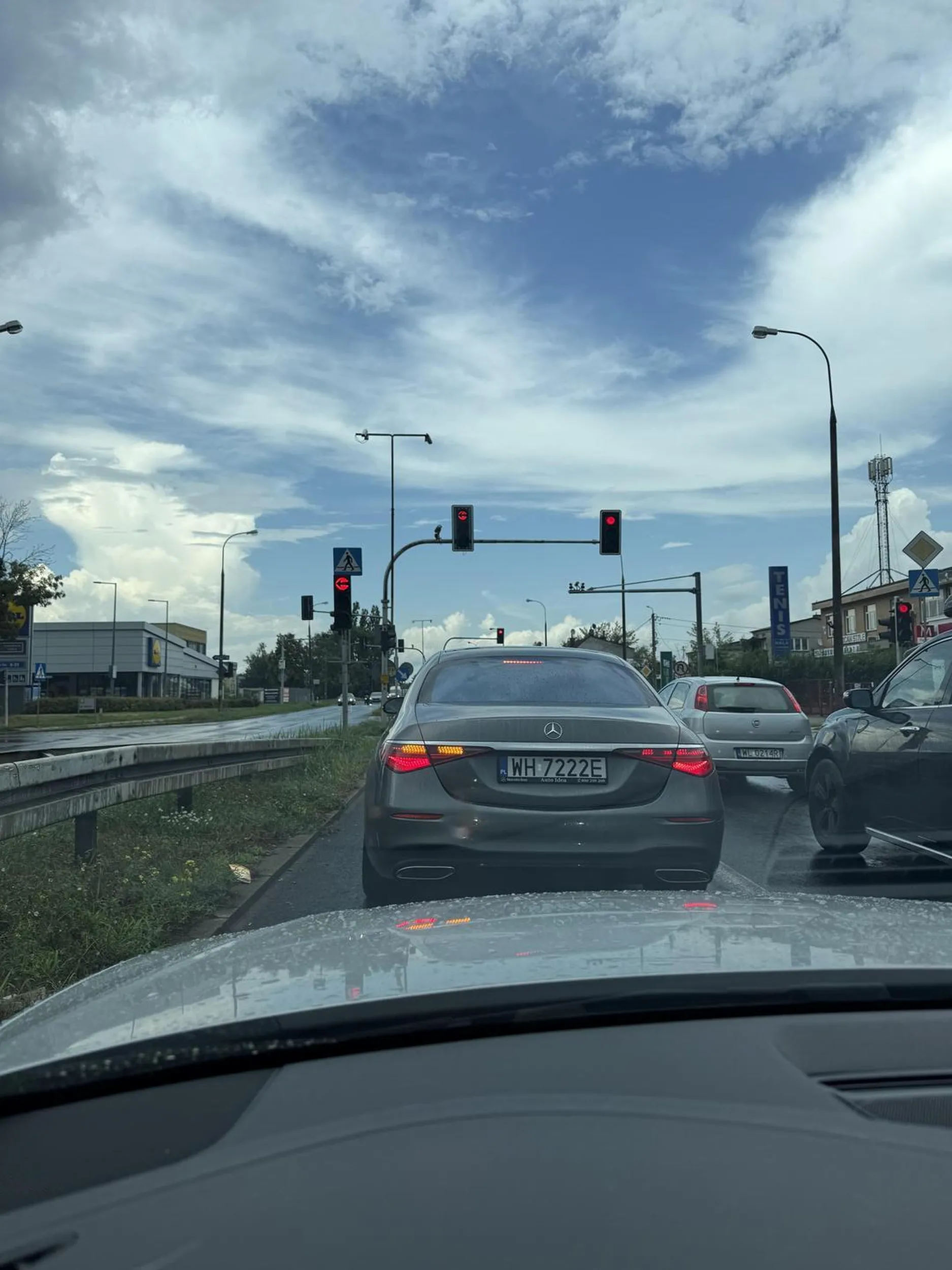 Człowiek z zarostem jeżdżący tym autem bardzo agresywny, wymusza pierwszeństwo, kieruje groźby karalne, zachowuje się jak nacpany Uważajcie na niego