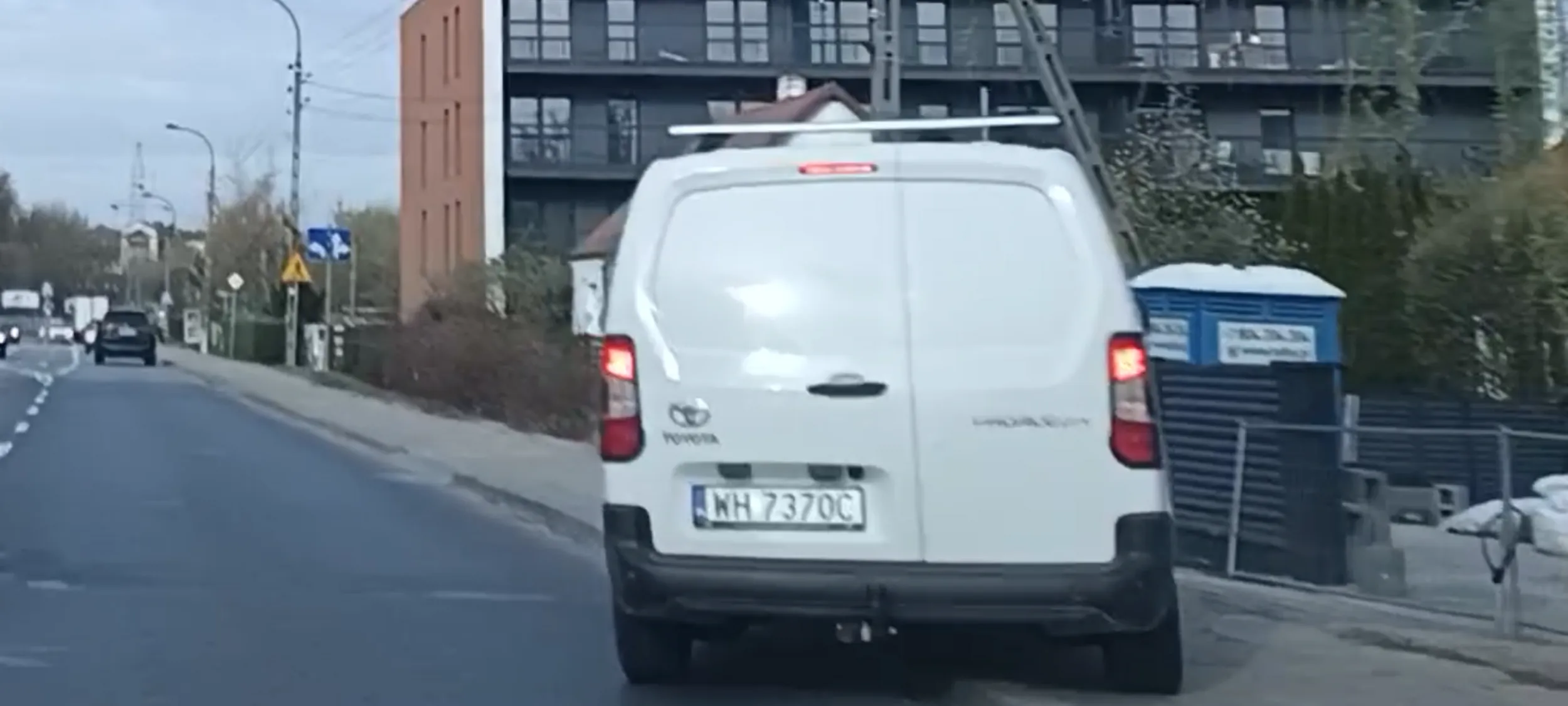 Menda parkuje na chodniku