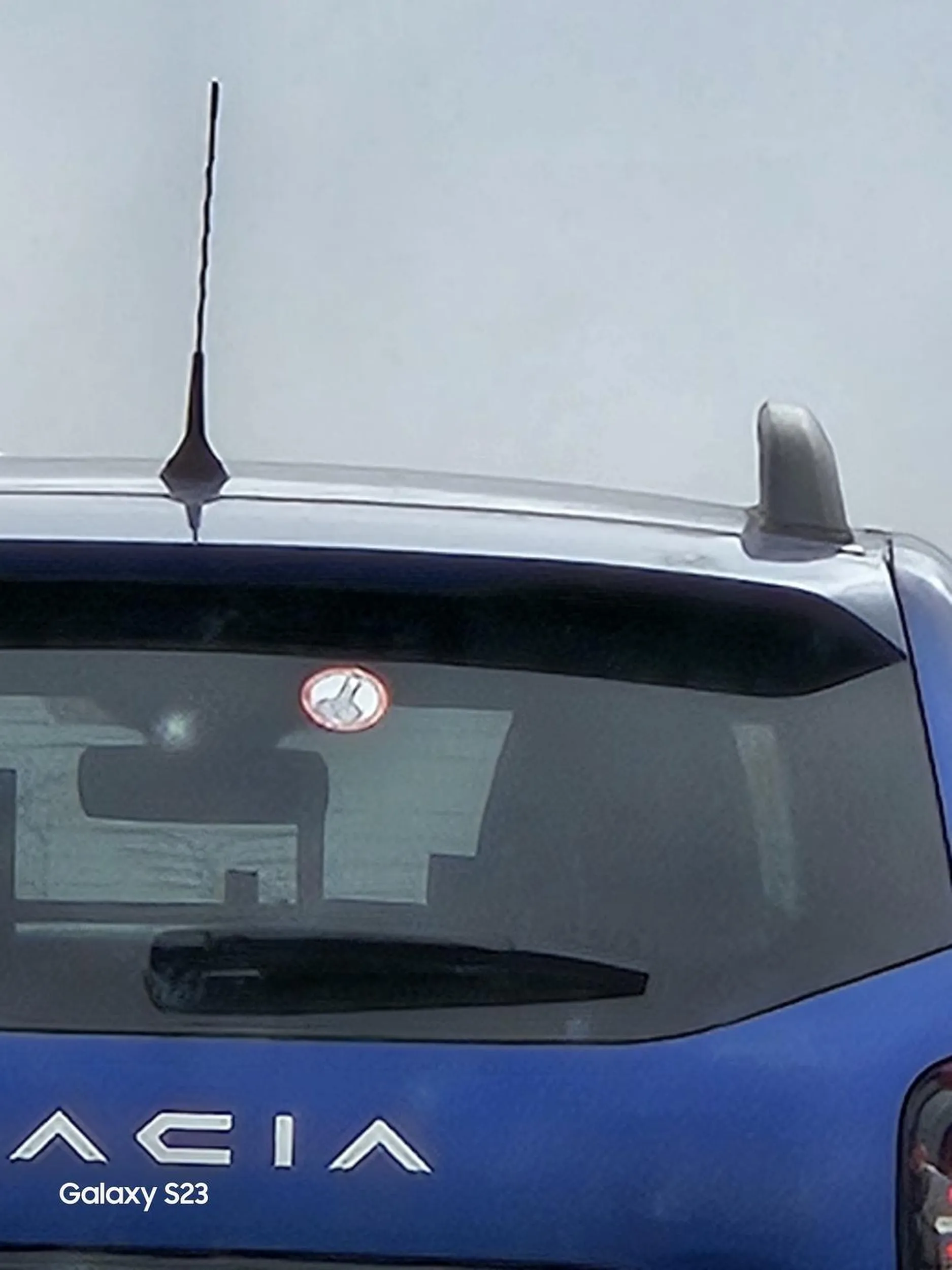 Fajna naklejka na szybie