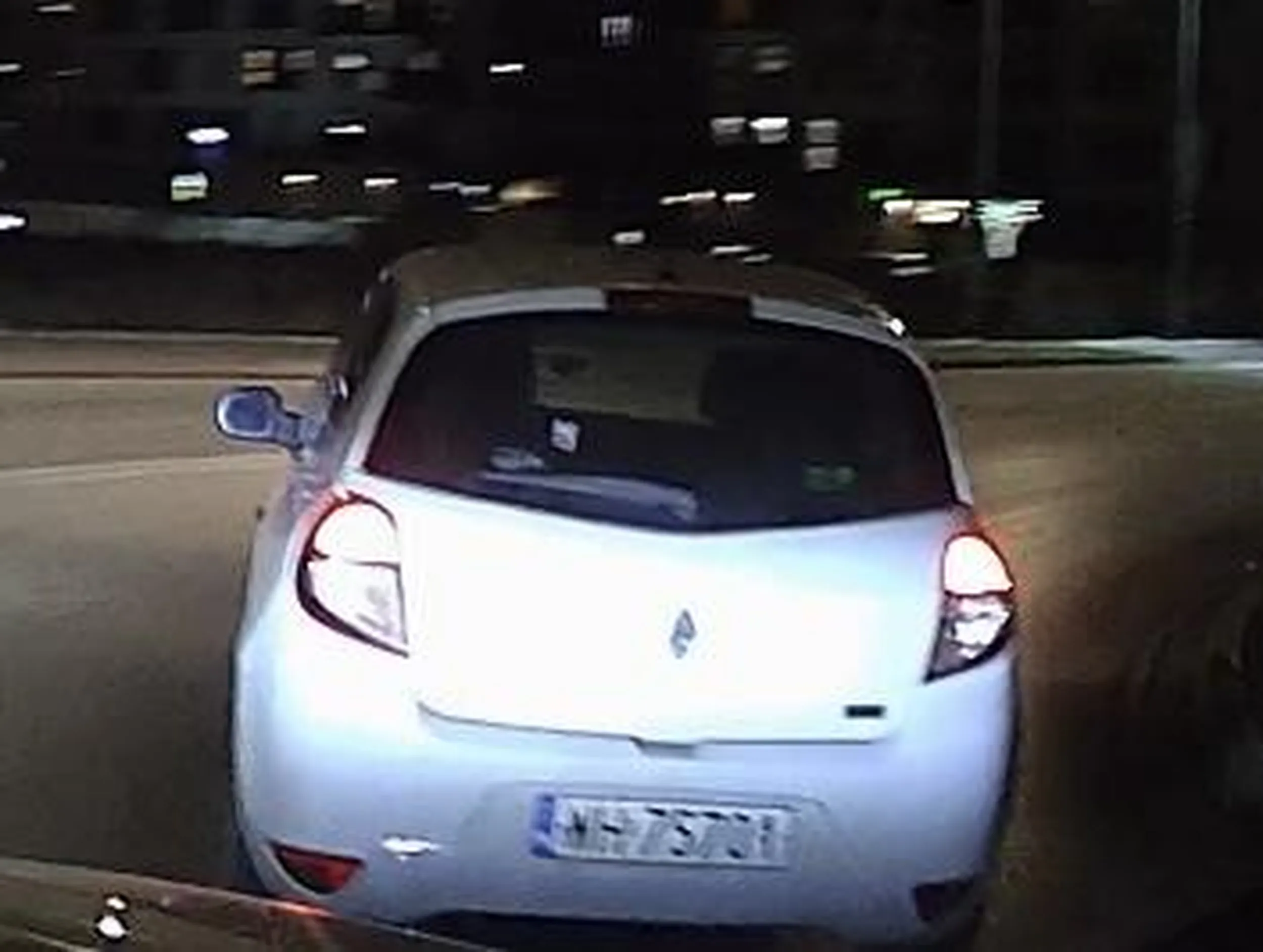 Za kierownicą Tuman do potęgi, robiący nielegalne wyścigi w strefie mieszkalnej, w której obowiązuje ograniczenie do 50 km/h. Specjalizuje się również w gwałtownym hamowaniu i przyspieszaniu mając za sobą samochód.