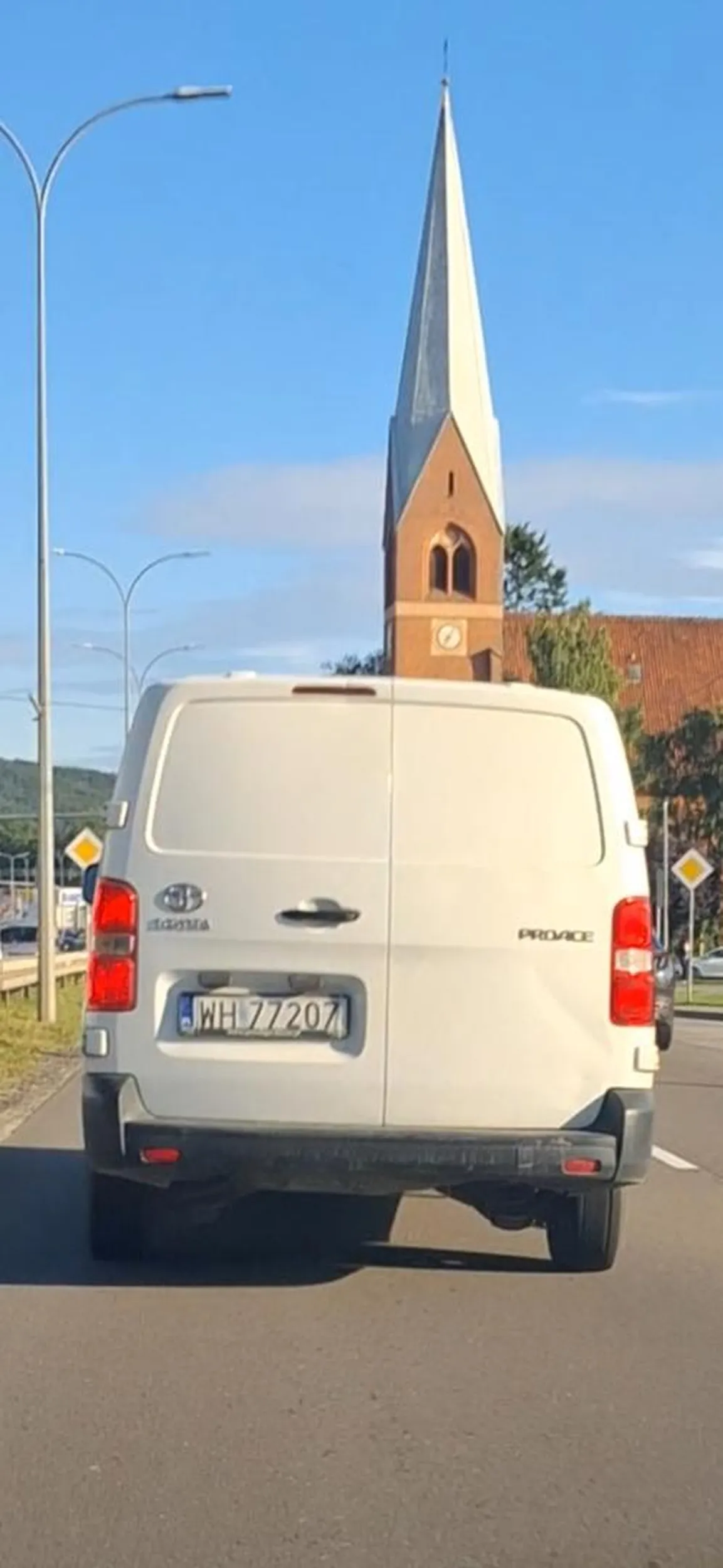 Z Gdyni do Redy lewy pas powolna jazda blokuje auta a no końcu  zjechał na prawy i w prawo na puck