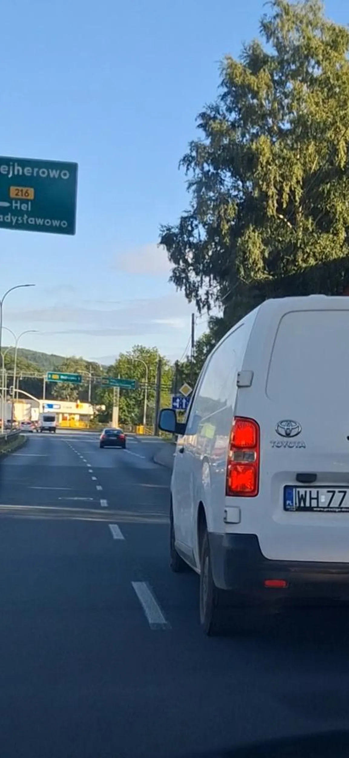 Z Gdyni do Redy lewy pas powolna jazda blokuje auta a no końcu  zjechał na prawy i w prawo na puck