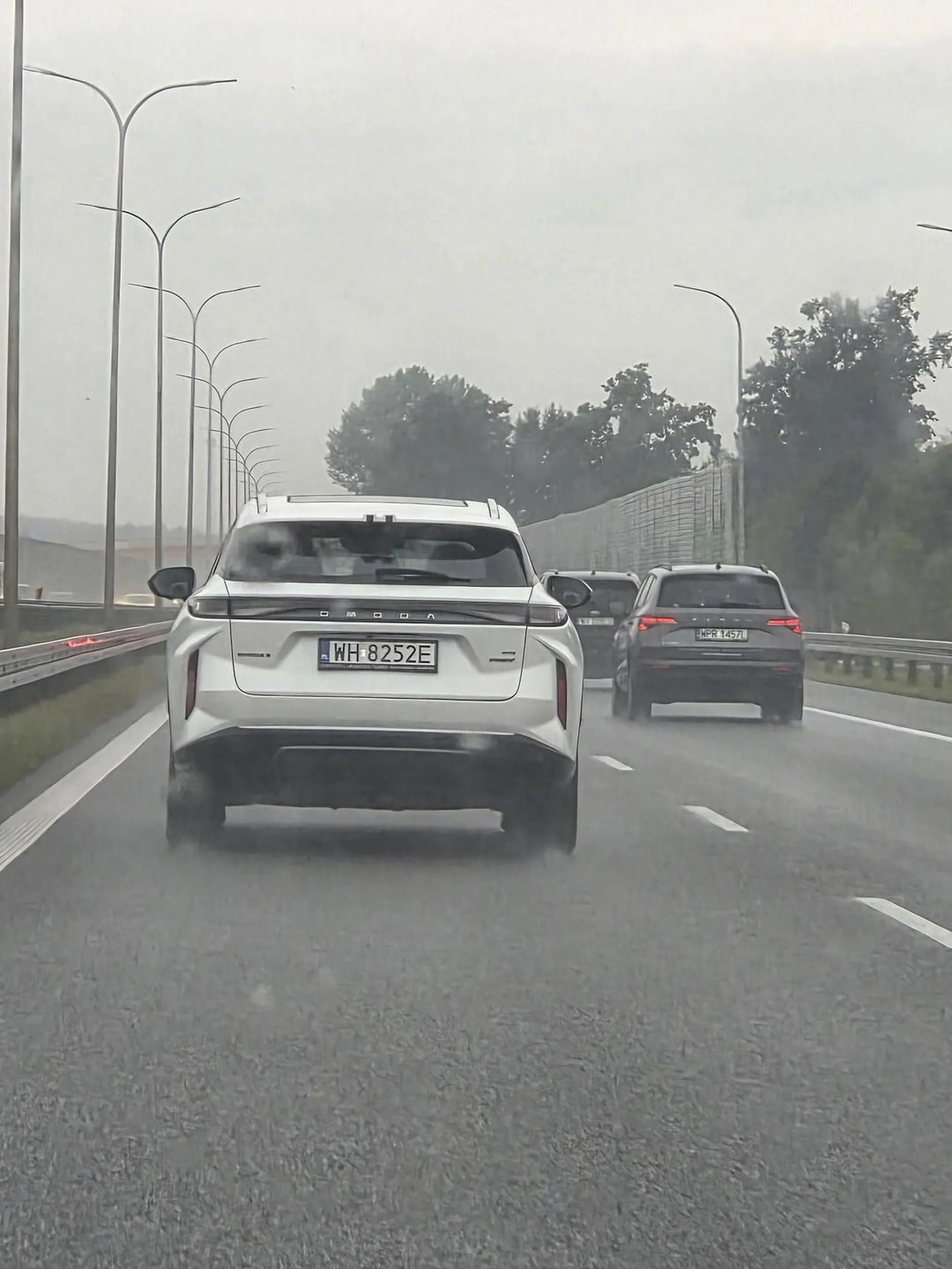 Chamidło w chińczyku. Trzyma sie zderzaka na S8 przy 100 na godzine, gdzie na lewym pasie sznur samochodow w strone Warszawy. Potem zajeżdża drogę.