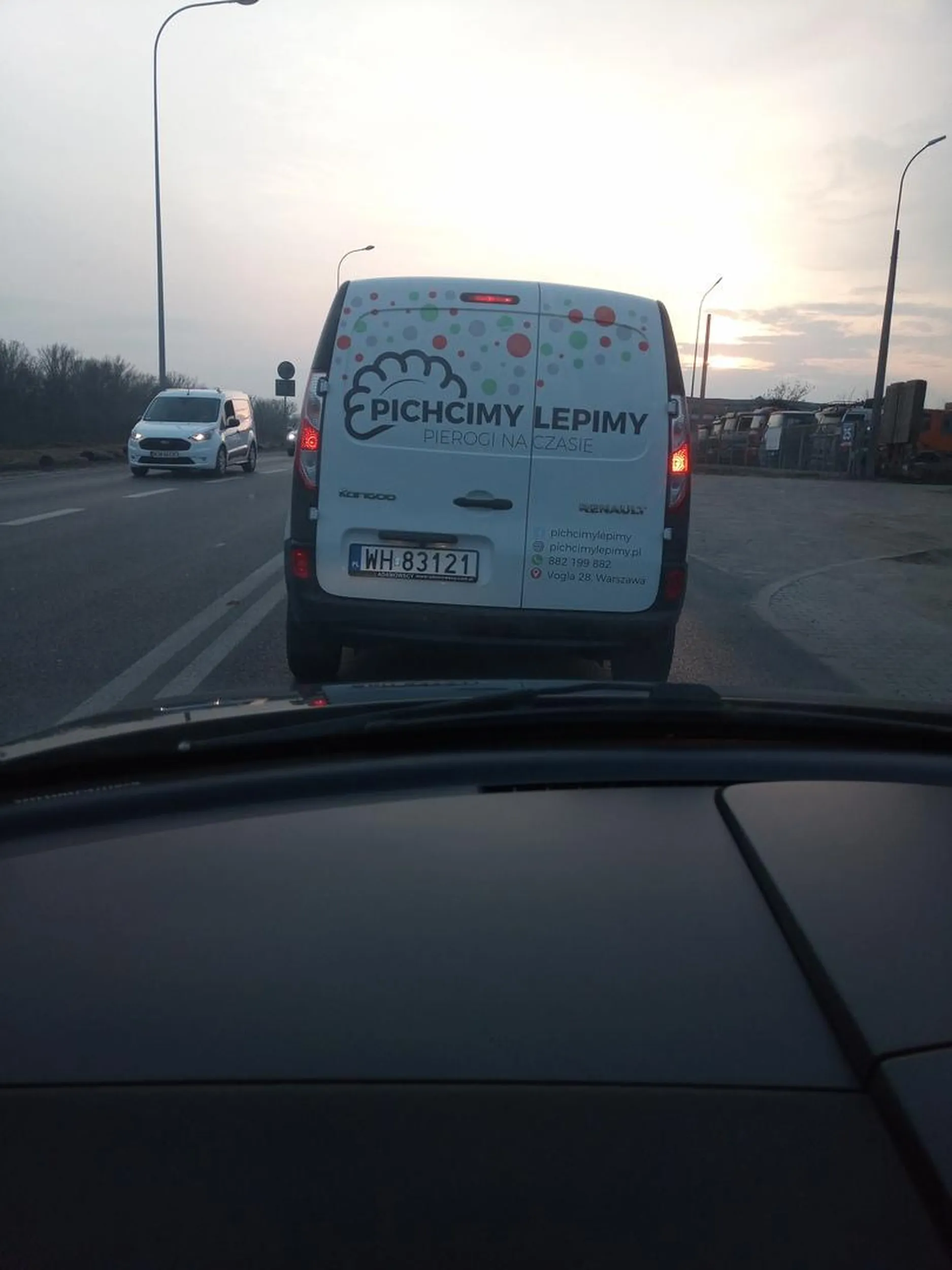 Nie zna jazdy na suwak. Prawdziwy szeryf. Nie wpuszcza i pokazuje dziwne gęsty.