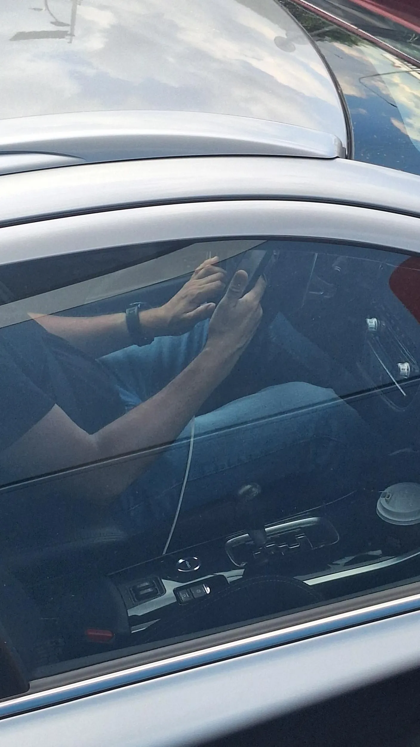 Chłop używa telefonu podczas jazdy, prawie spowodował wypadek