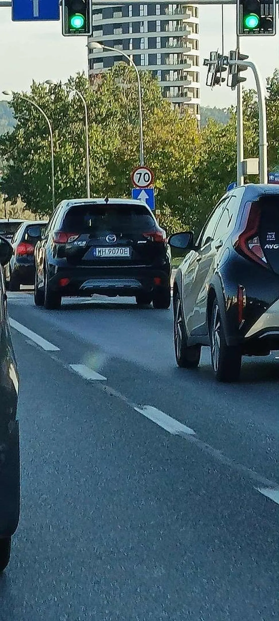 Leszczu zjeżdżając z ronda zatrzymuje się bez powodu, blokując  2 pasy ma rondzie.