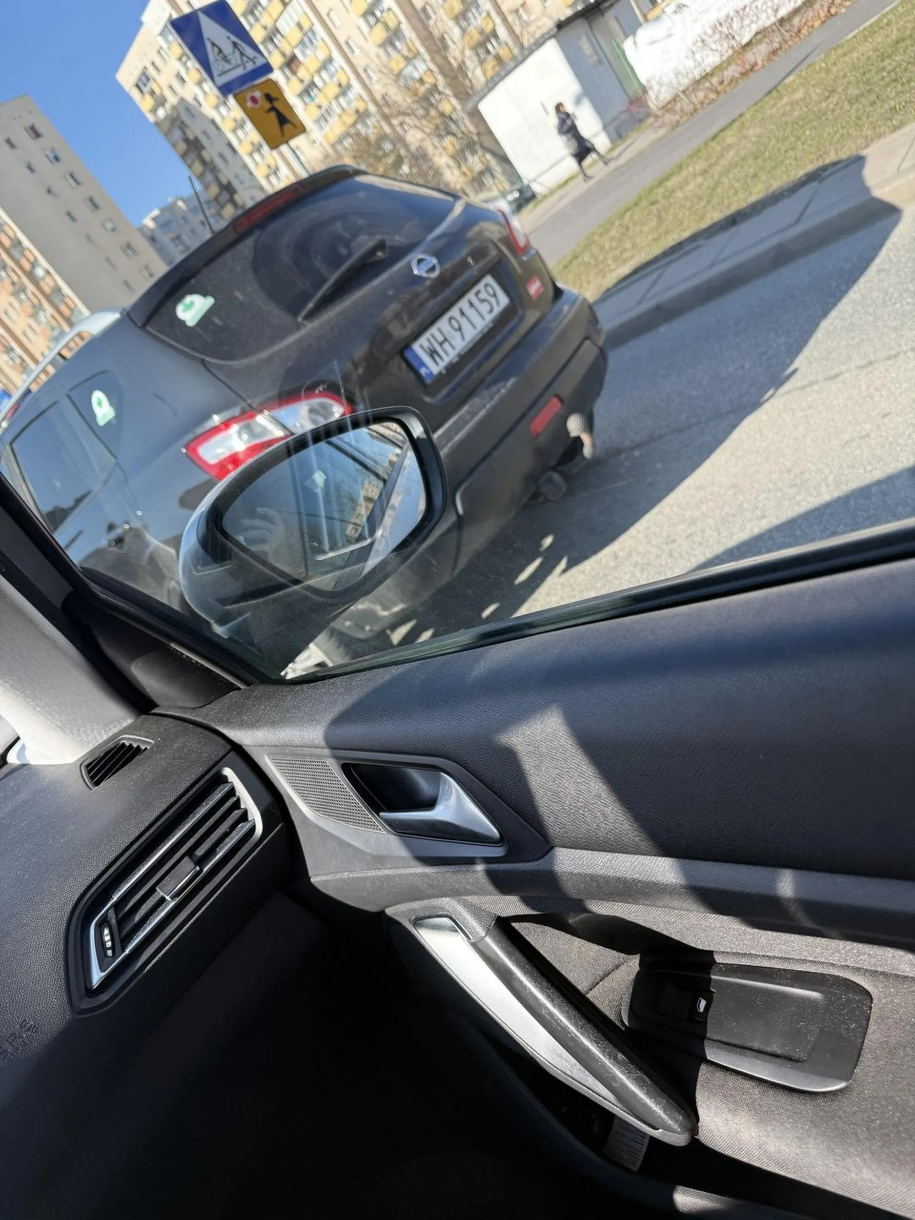 Czarnoskóry mężczyzna bez prawa jazdy, stwarza realne zagrożenia na drodze, dlatego polecam uważać gdy go zobaczycie(nie zna przepisów!!!). Na moich oczach prawie potrącił dziecko z rowerem na przejściu dla pieszych( dzieciak zszedł z rowera i spokojnie go przeprowadzał) a ten niearyjski dewiant mimo iż widział samochody stojące na lewym pasie by przepuścić pieszych, nie za zaczął hamować i omal nie wjechał w dziecko. Takich kierowców nam trzeba…