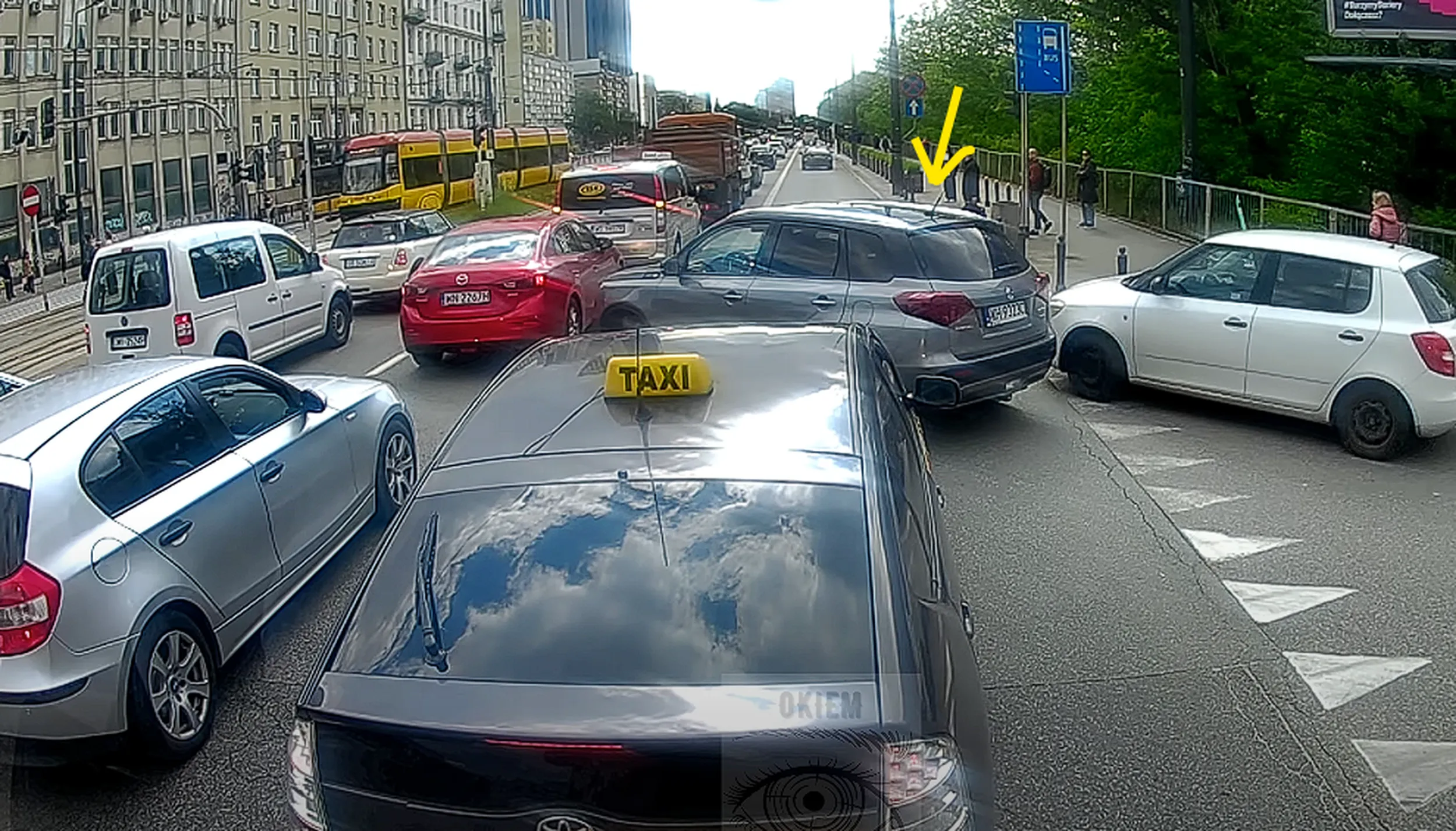 Wymuszenie pierwszeństwa na taksówce Toyota i zablokowanie skrzyżowania, to trzeba naprawdę mieć paprochy zamiast mózgu