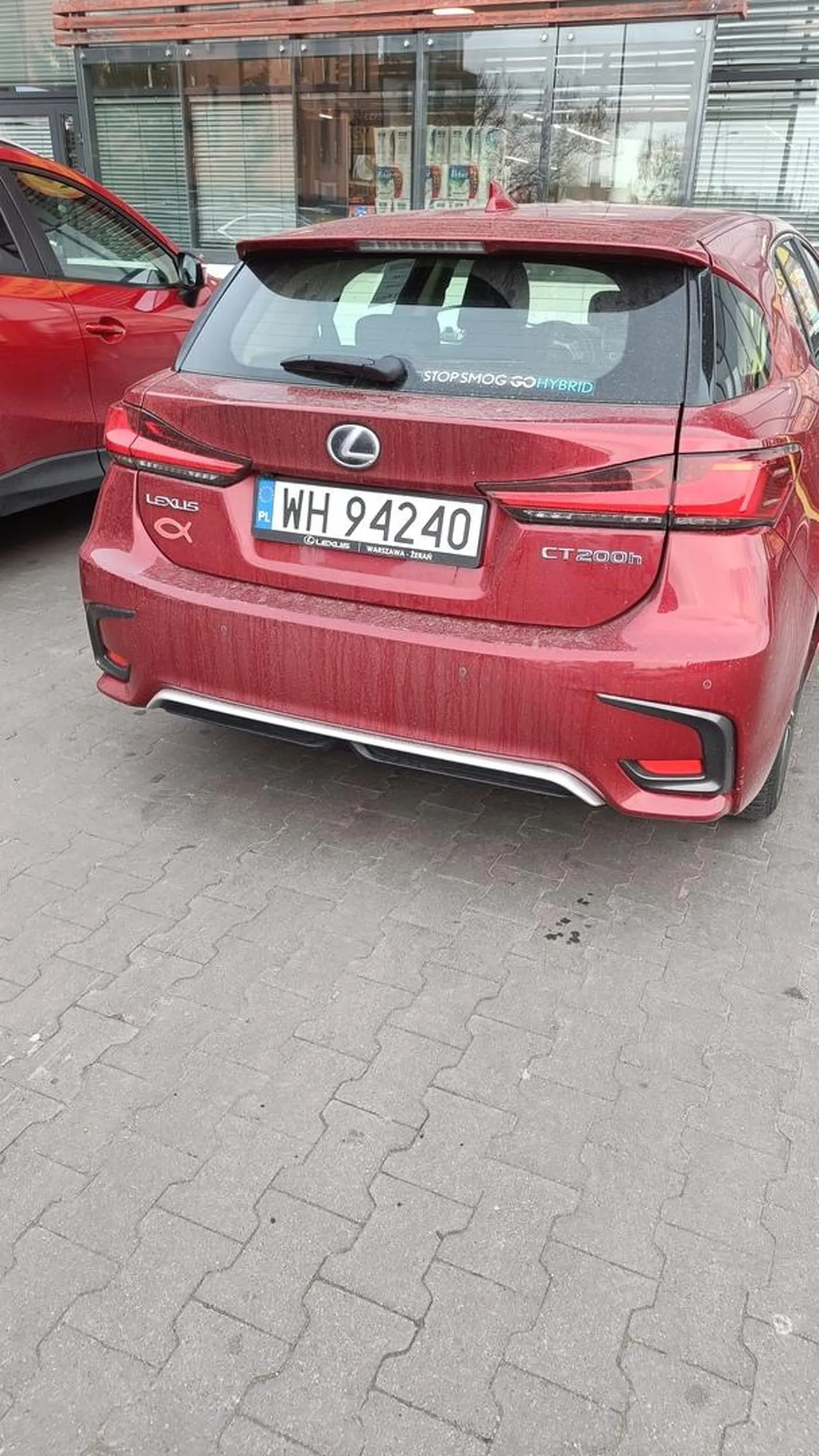 Blokuje skrzyżowanie, żeby wysadzić pasażera, pokazuje środkowy palec i grozi znajomościami. Bardzo agresywny