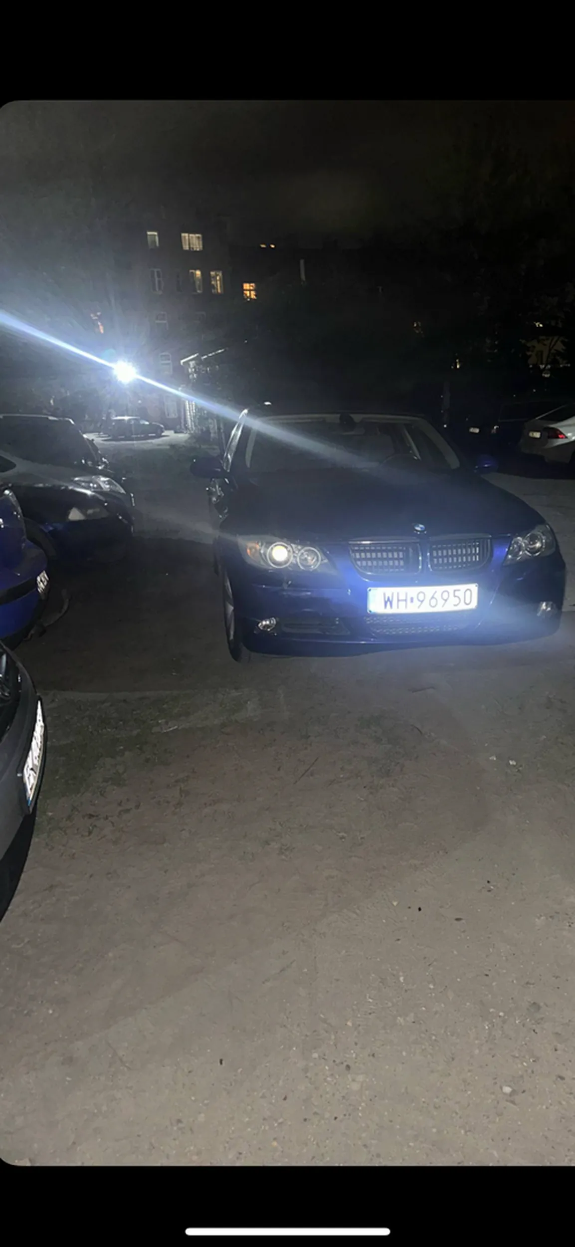 Brak kultury, zastawia kilka aut na parkingu.